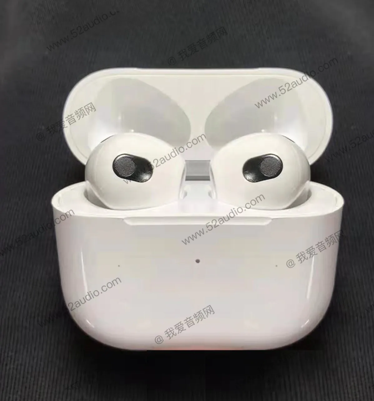 Lộ diện ảnh thực tế và trên tay mới nhất của AirPods 3, giống AirPods Pro và AirPods 2 kết hợp