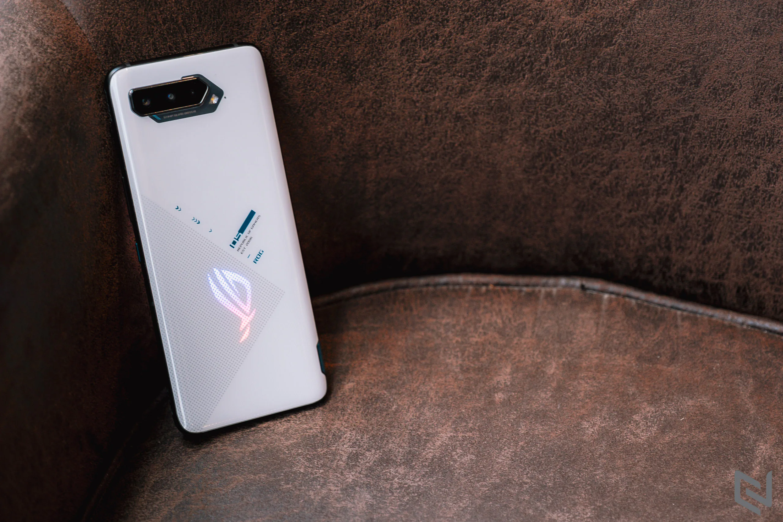 Trên tay smartphone gaming ROG Phone 5 mới từ ASUS: Thiết kế mới lạ, công nghệ đột phá và trang bị Snapdragon 888 5G