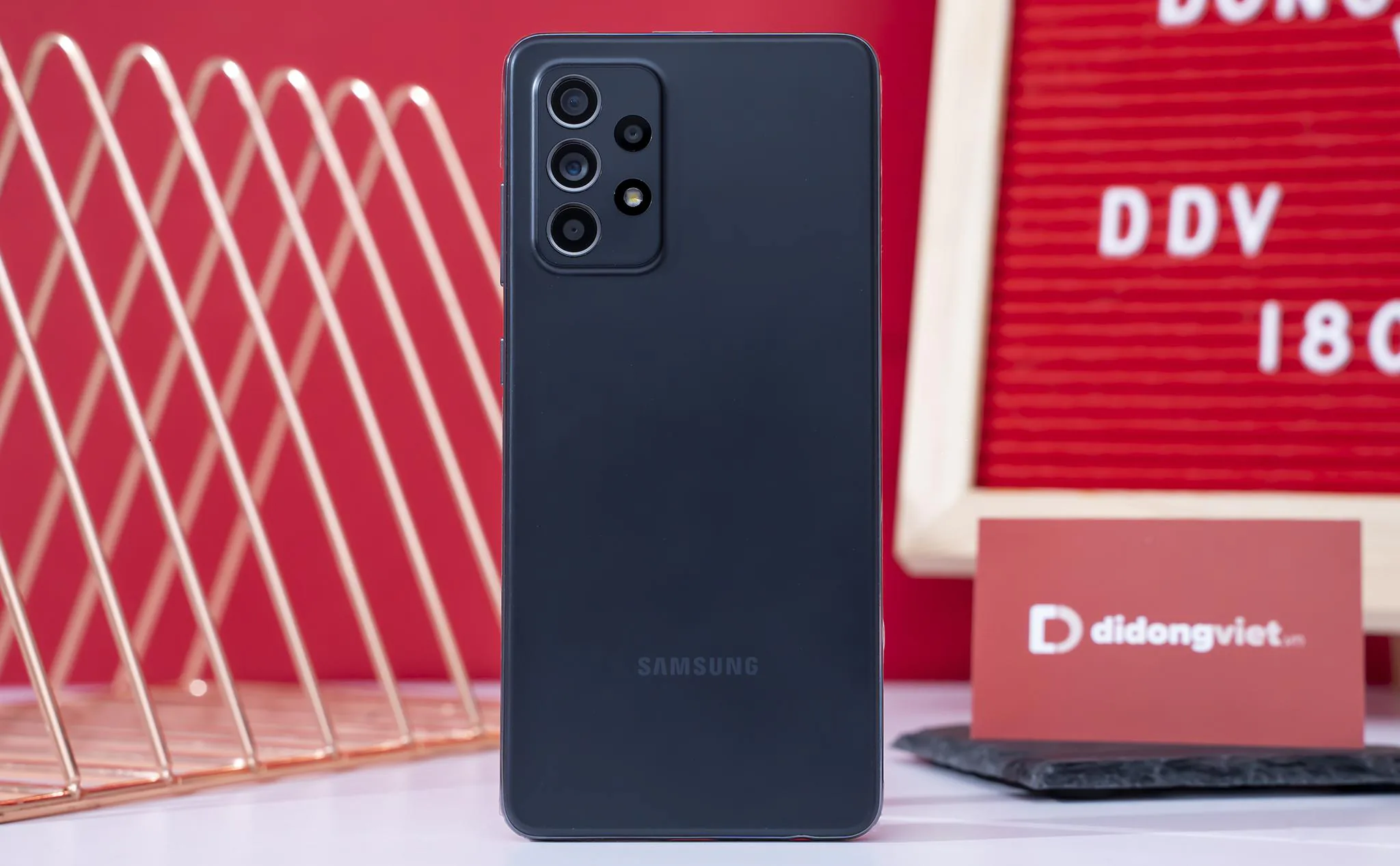Di Động Việt mở bán Galaxy A52 và A72, giá từ 7.99 triệu