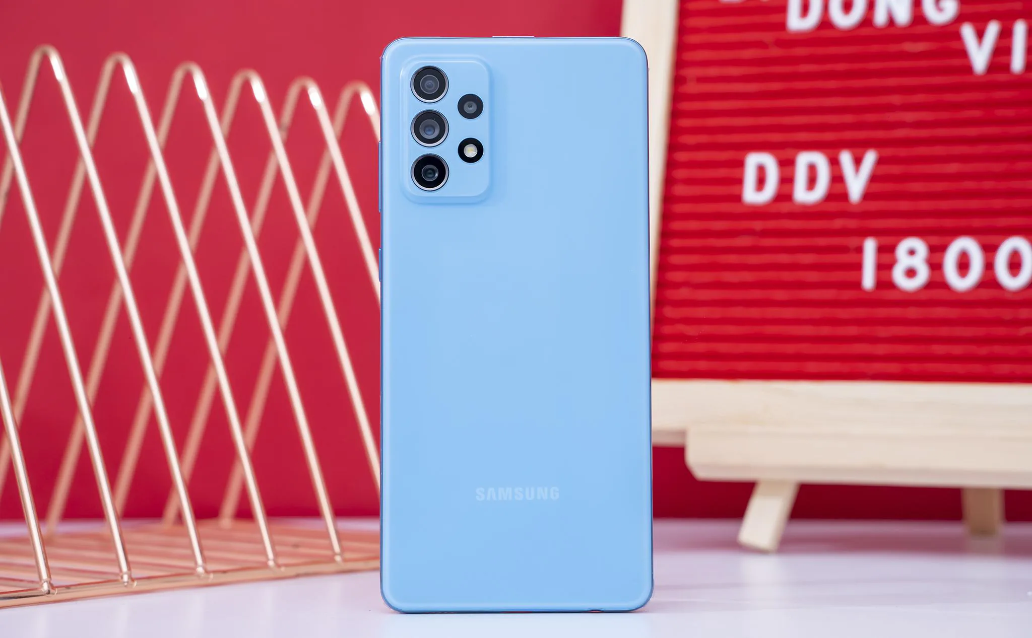Di Động Việt mở bán Galaxy A52 và A72, giá từ 7.99 triệu