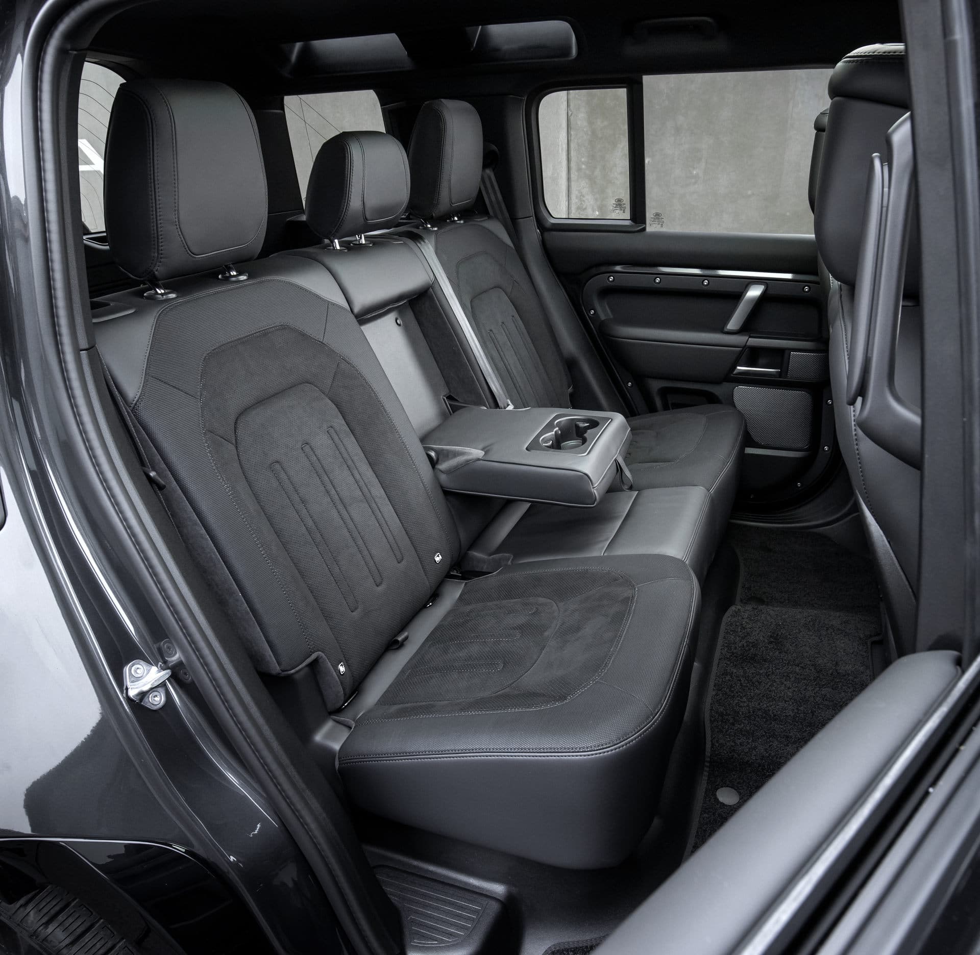 Land Rover Defender V8 2022 trình làng, trang bị động cơ siêu nạp 5.0L, công suất tối đa 518 mã lực