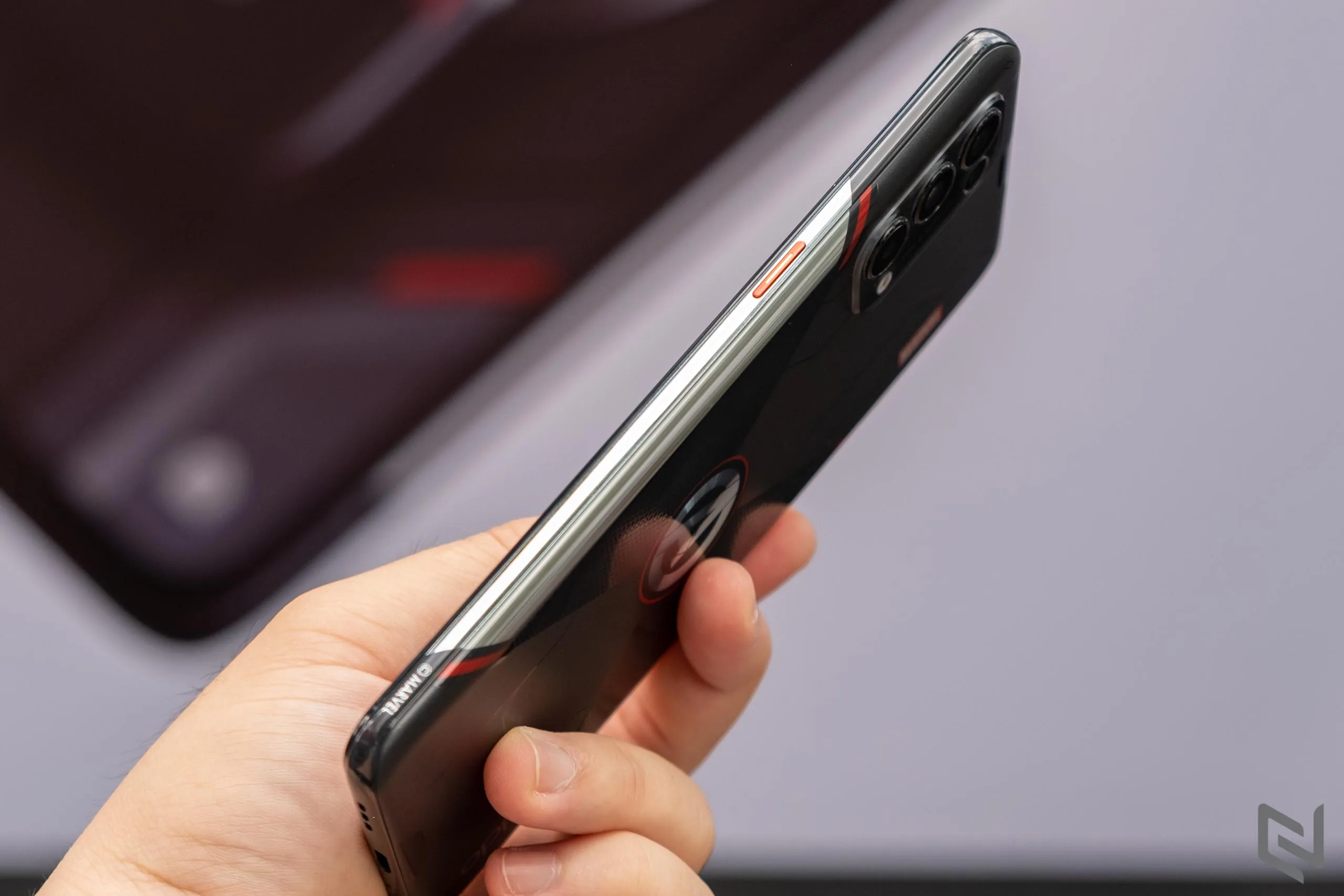 Mở hộp phiên bản giới hạn OPPO Reno5 Marvel Edition: Fan Marvel còn chần chừ gì nữa mà không mua ngay và luôn