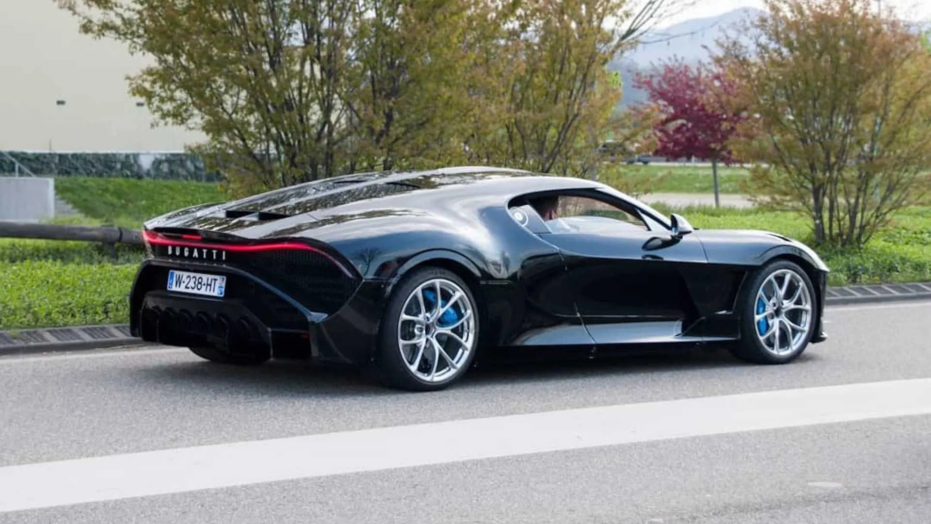 Lần đầu tiên trên phố siêu phẩm Bugatti La Voiture Noire lộ diện ngoài đời thực