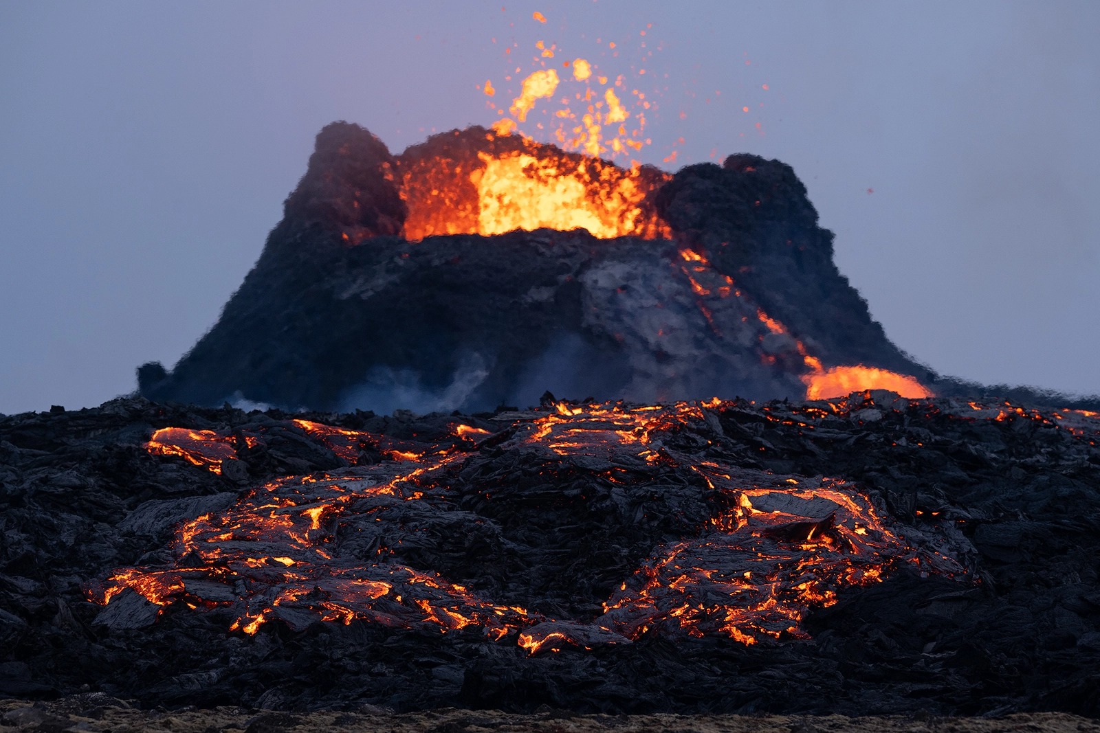 Cùng ngắm nhìn các thước phim tài liệu về một núi lửa tại Iceland phun trào cực kỳ ấn tượng