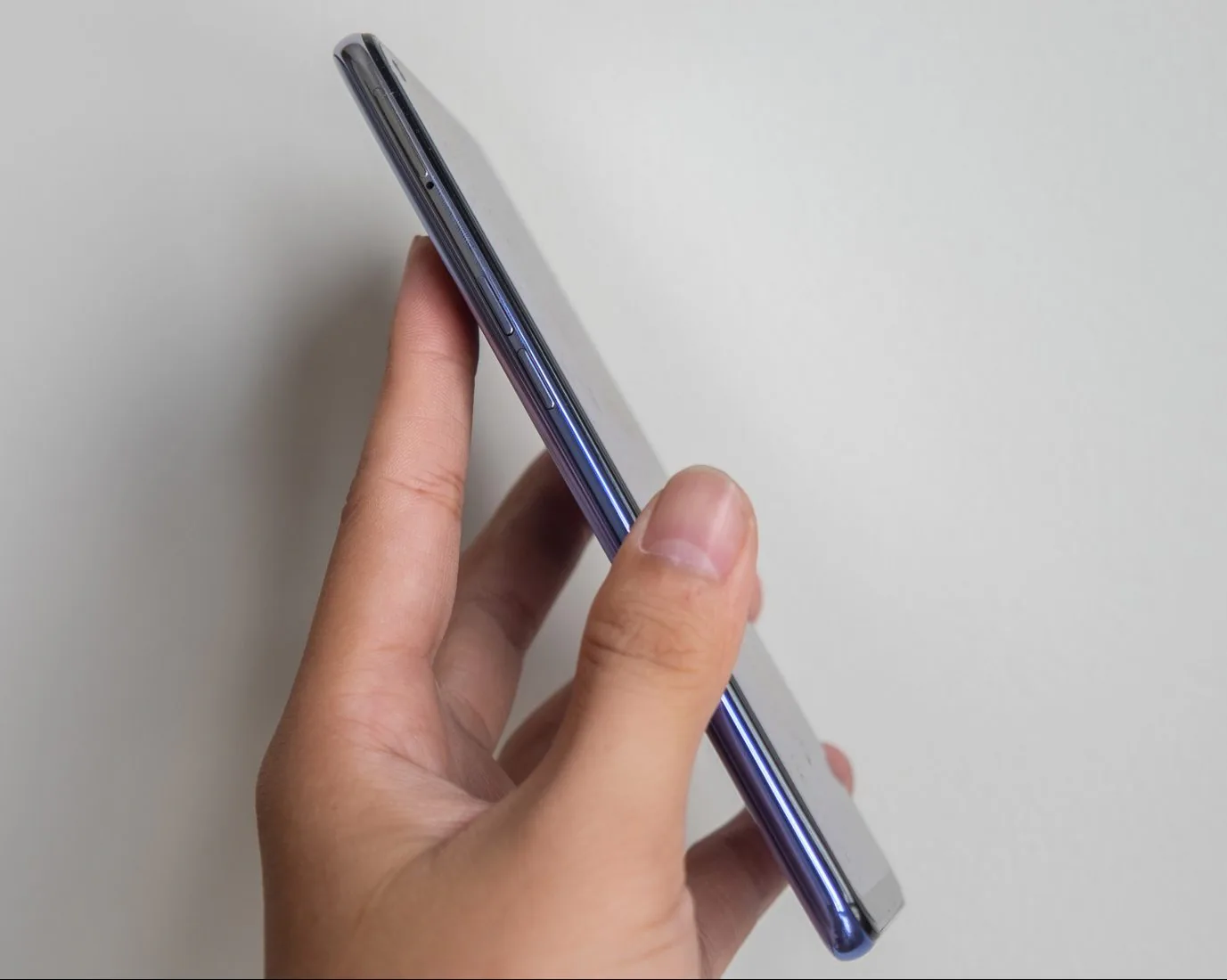 Mở hộp OPPO A74: Tân binh dòng A series với màn hình đẹp, pin trâu và sạc siêu nhanh