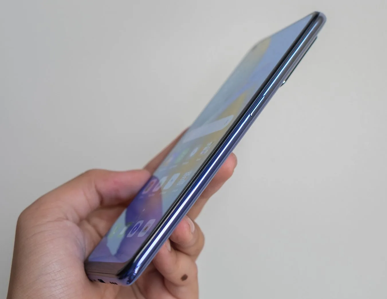 Mở hộp OPPO A74: Tân binh dòng A series với màn hình đẹp, pin trâu và sạc siêu nhanh