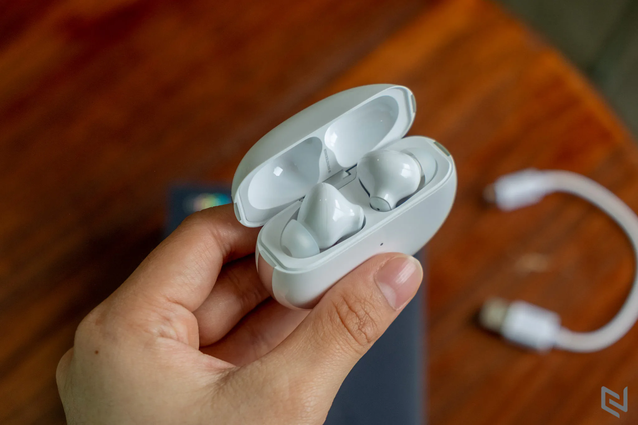 Trên tay tai nghe không dây OPPO Enco X: Mở hộp là kết nối ngay, hợp tác cùng Dynaudio cho âm thanh ấn tượng, chống ồn rất hiệu quả