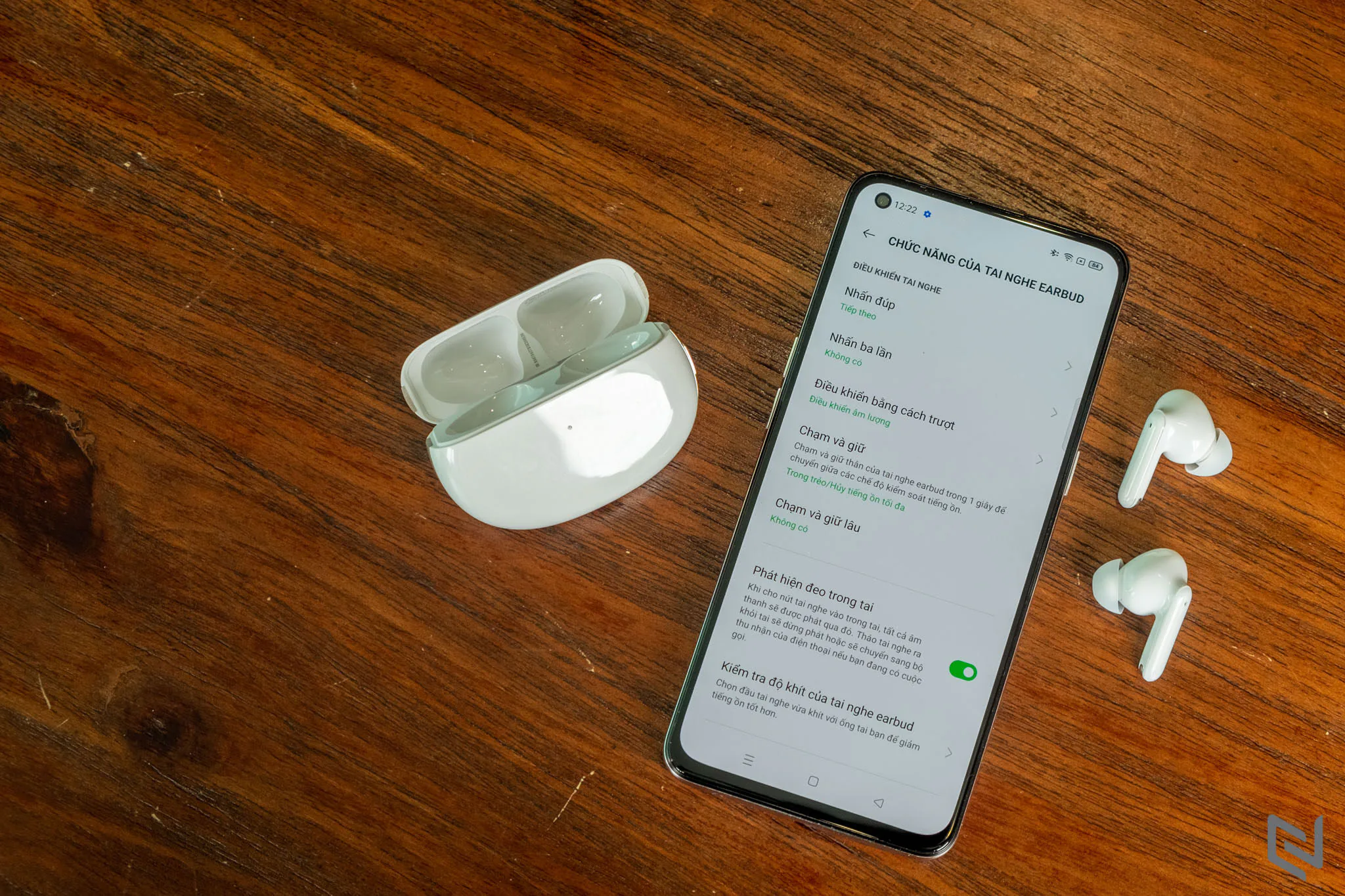 Trên tay tai nghe không dây OPPO Enco X: Mở hộp là kết nối ngay, hợp tác cùng Dynaudio cho âm thanh ấn tượng, chống ồn rất hiệu quả