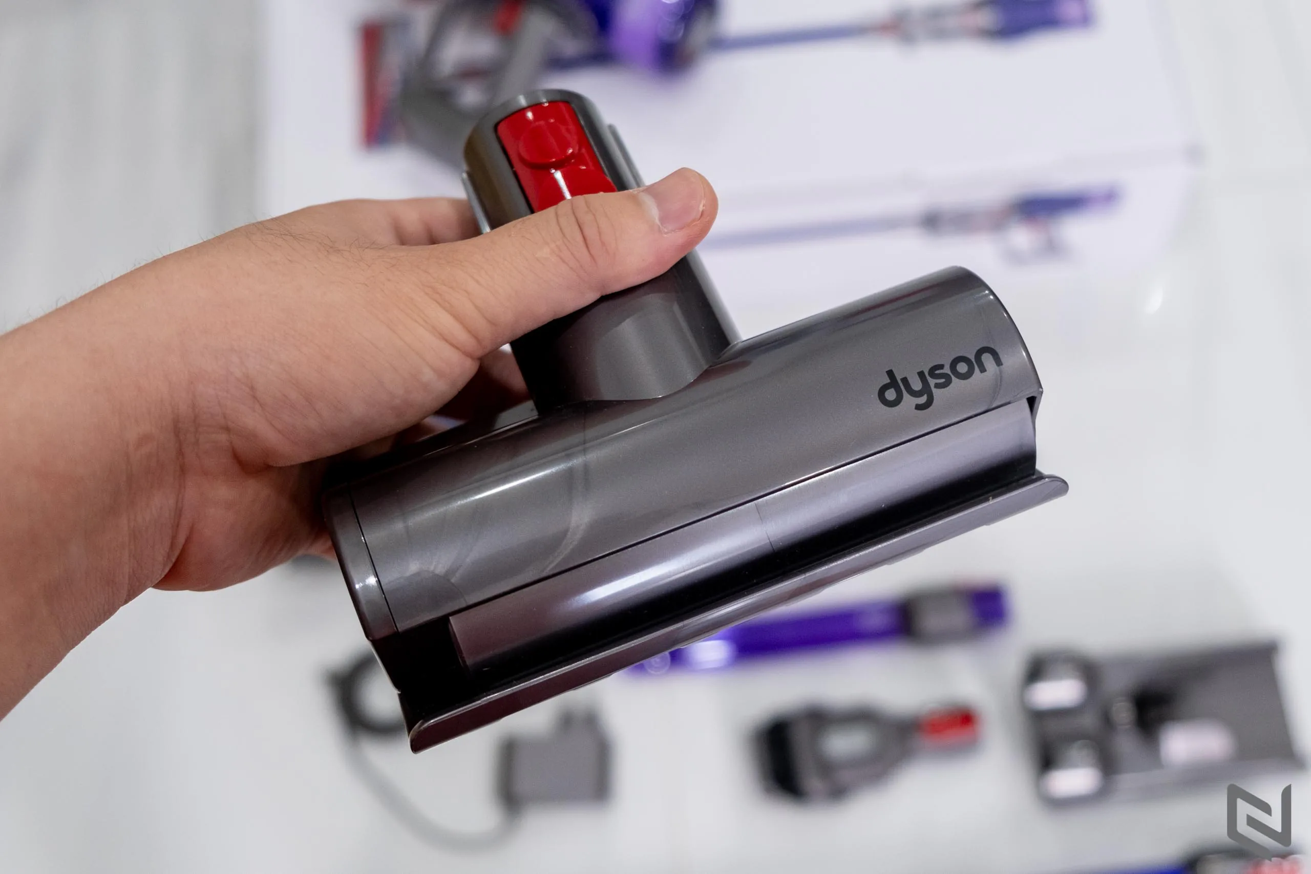 Mở hộp Máy hút bụi không dây Dyson Digital Slim: Lực hút mạnh, hoàn thiện cao cấp và nhiều công nghệ