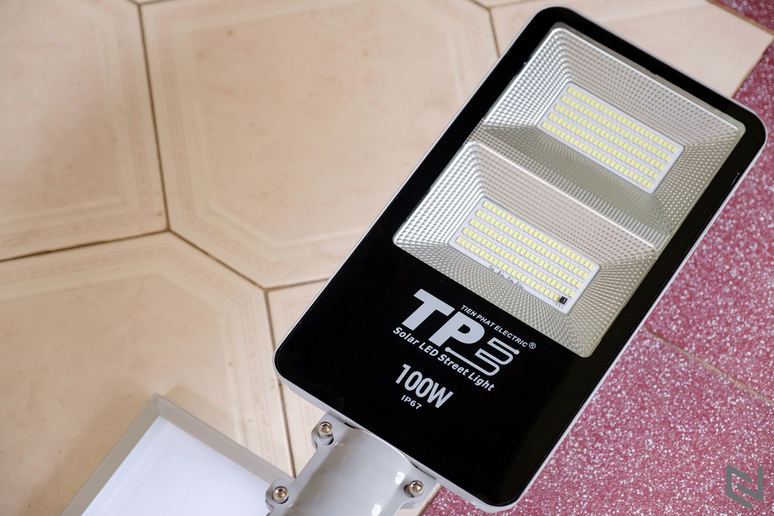 Trên tay đèn LED năng lượng mặt trời Tiến Phát Electric: Không tốn điện, thân thiện môi trường