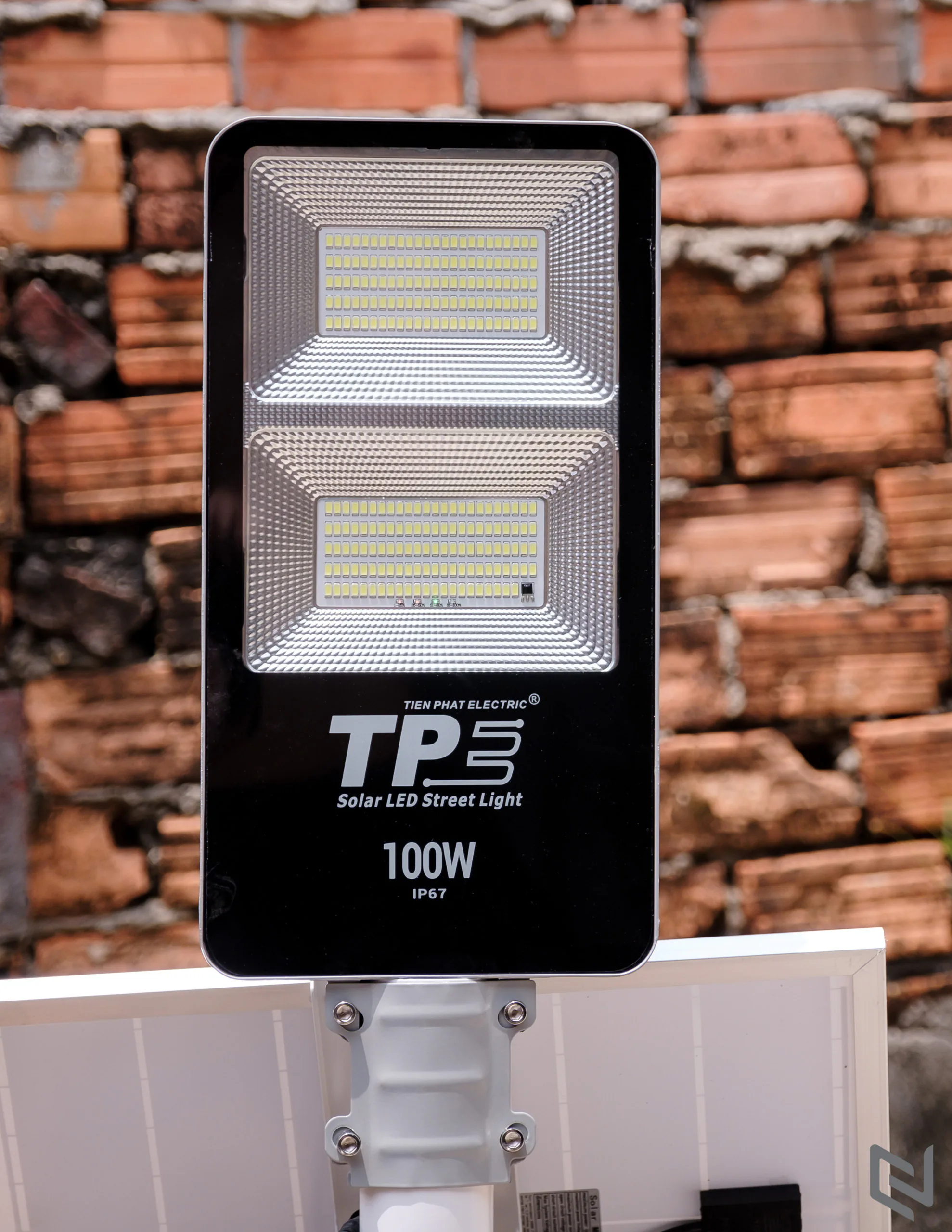 Trên tay đèn LED năng lượng mặt trời Tiến Phát Electric: Không tốn điện, thân thiện môi trường