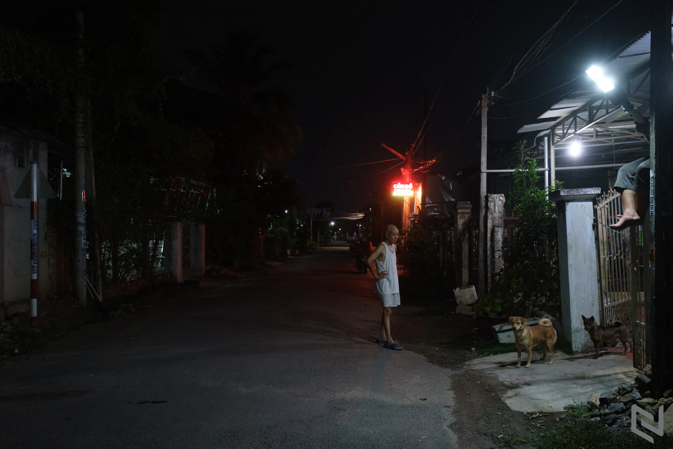 Trên tay đèn LED năng lượng mặt trời Tiến Phát Electric: Không tốn điện, thân thiện môi trường