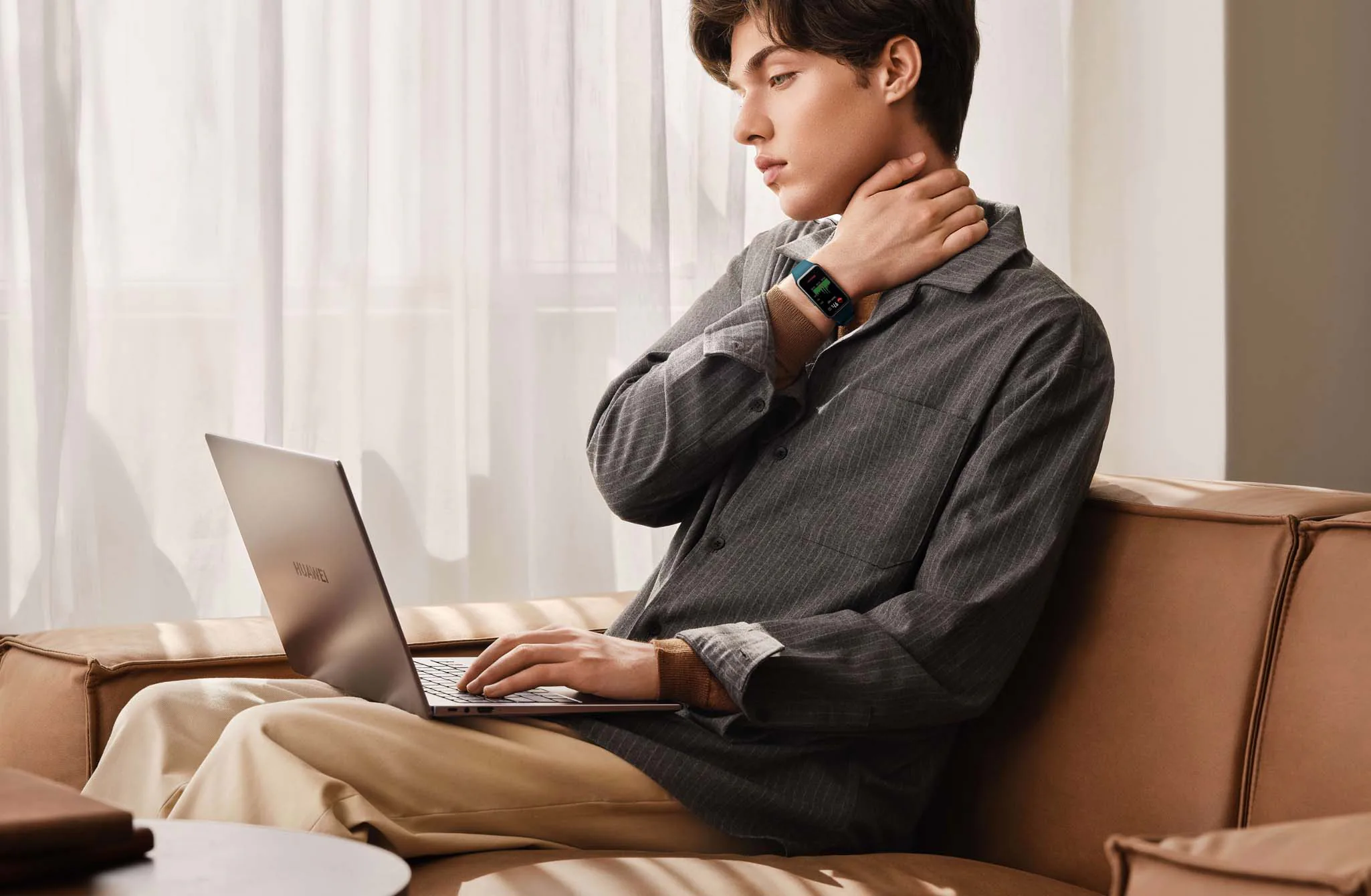 Hơn 3,500 vòng đeo tay thông minh HUAWEI Band 6 đầu tiên cháy hàng tại Việt Nam, phản ánh tích cực thói quen theo dõi sức khỏe của người dùng Việt