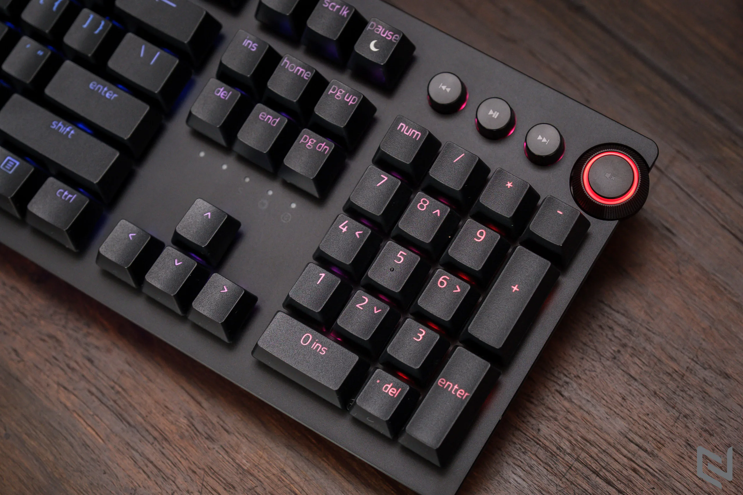 Trên tay bàn phím Razer Huntsman V2 Analog: Phím cơ tốt nhất, xịn nhất từ Razer