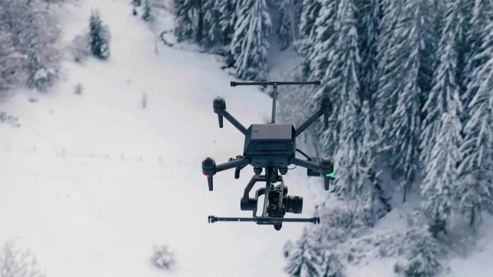Drone Airpeak của Sony có thể bay đứng ổn định một chỗ dù sức gió đạt hơn 70 km/h