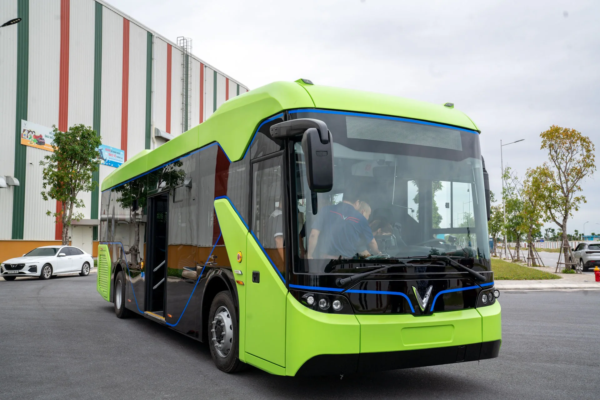 Xe buýt điện thông minh VinBus chính thức được vận hành tại Việt Nam