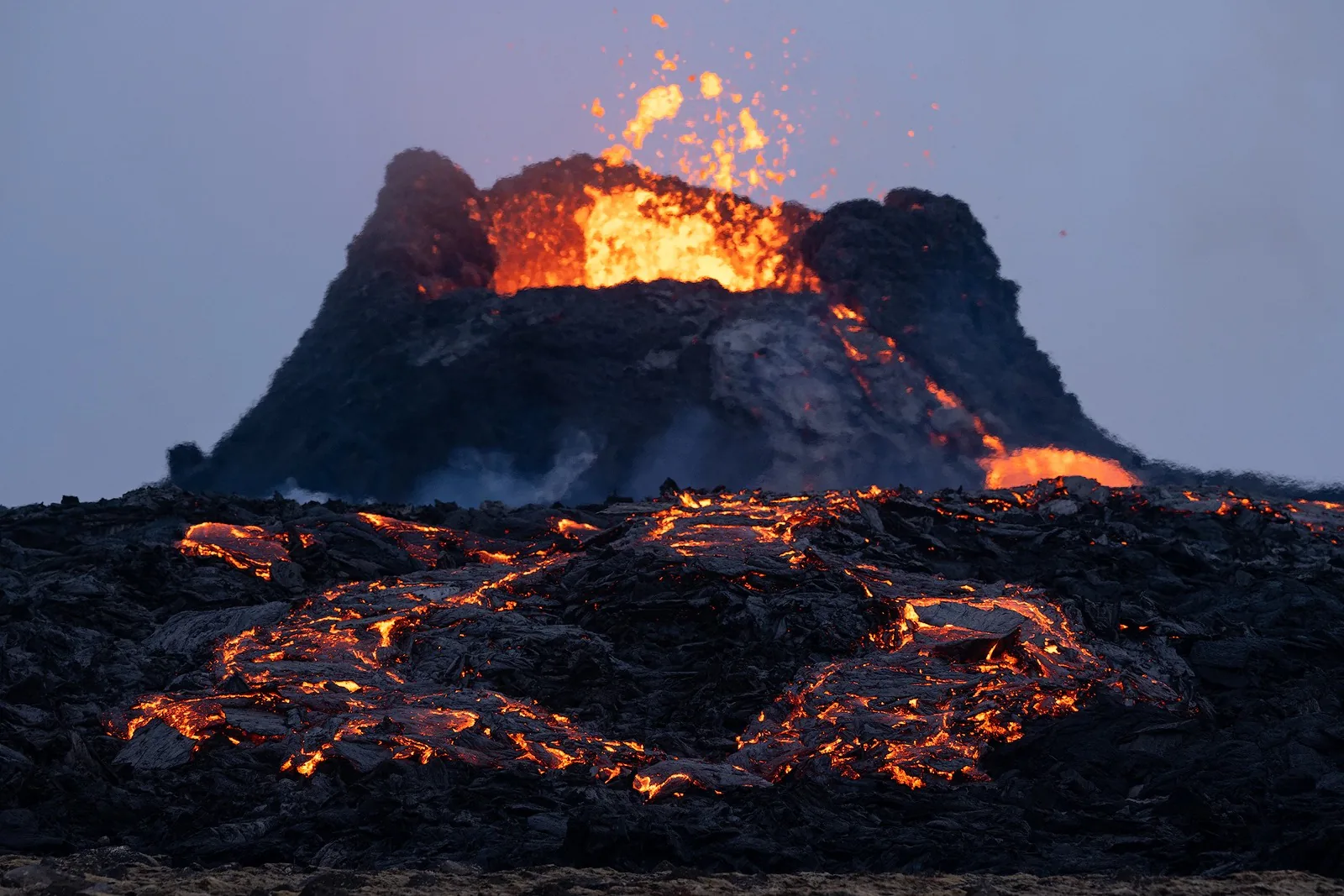 Cùng ngắm nhìn các thước phim tài liệu về một núi lửa tại Iceland phun trào cực kỳ ấn tượng