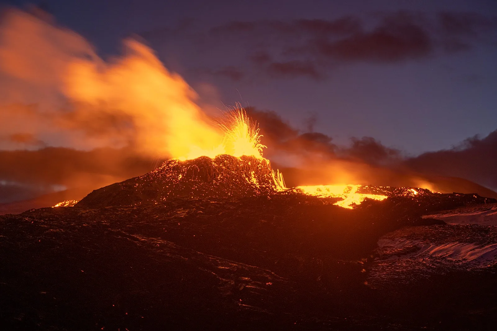 Cùng ngắm nhìn các thước phim tài liệu về một núi lửa tại Iceland phun trào cực kỳ ấn tượng