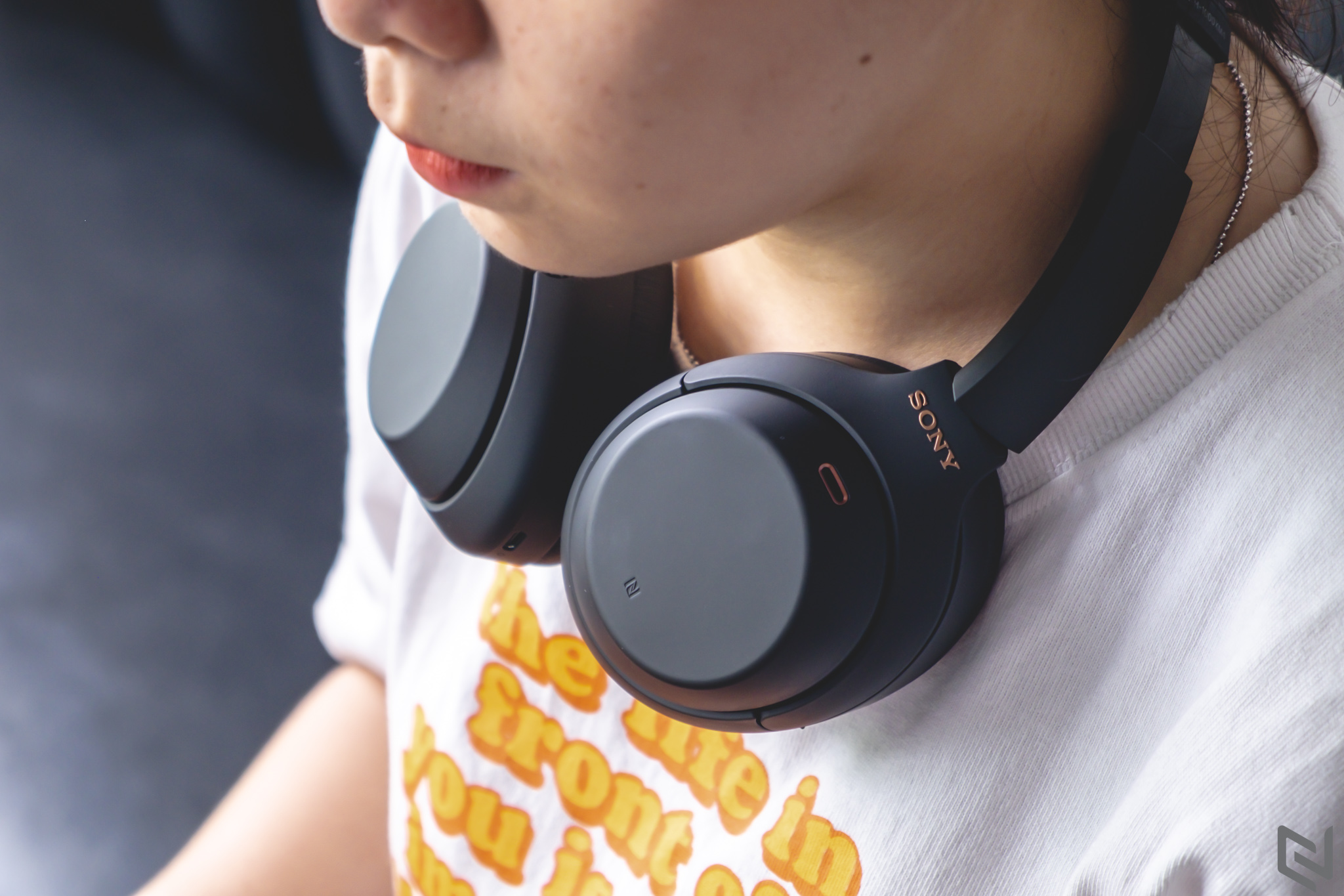 Trên tay Sony WH-1000XM4, tai nghe không dây chống ồn cao cấp hoàn hảo