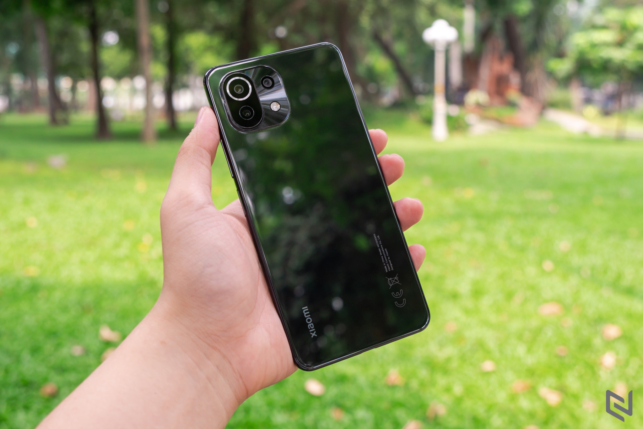 Trên tay Xiaomi Mi 11 Lite: Mỏng nhẹ nhưng rất mạnh mẽ, đối thủ đáng gờm trong phân khúc