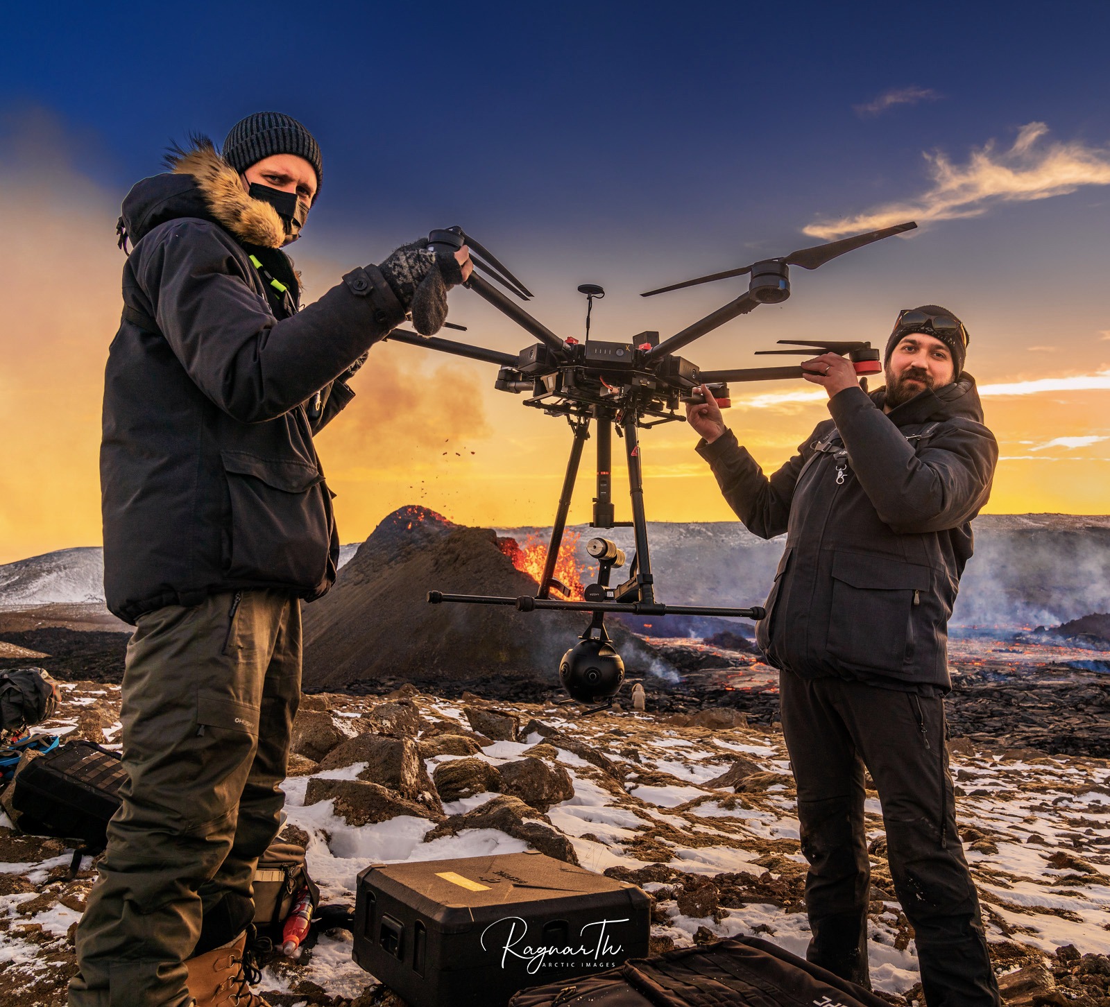Hai người đầu tiên ghi lại cảnh tượng núi lửa phun trào với drone định dạng 8K VR