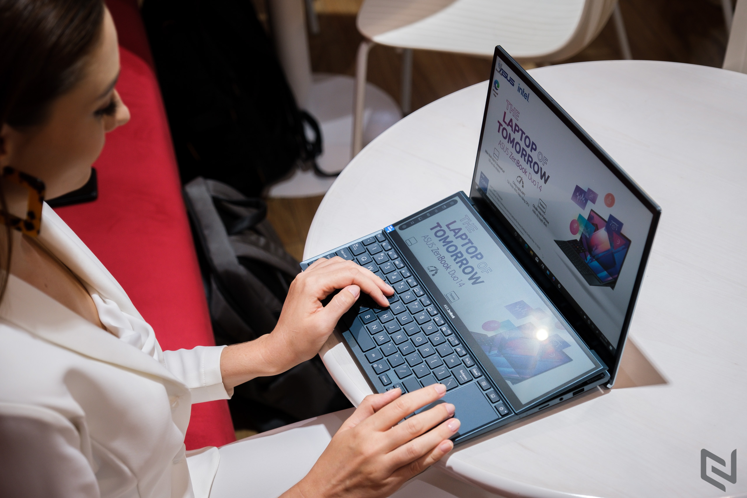 ASUS ra mắt ZenBook Duo 14 UX482, laptop 14-inch 2 màn hình nhẹ nhất thế giới