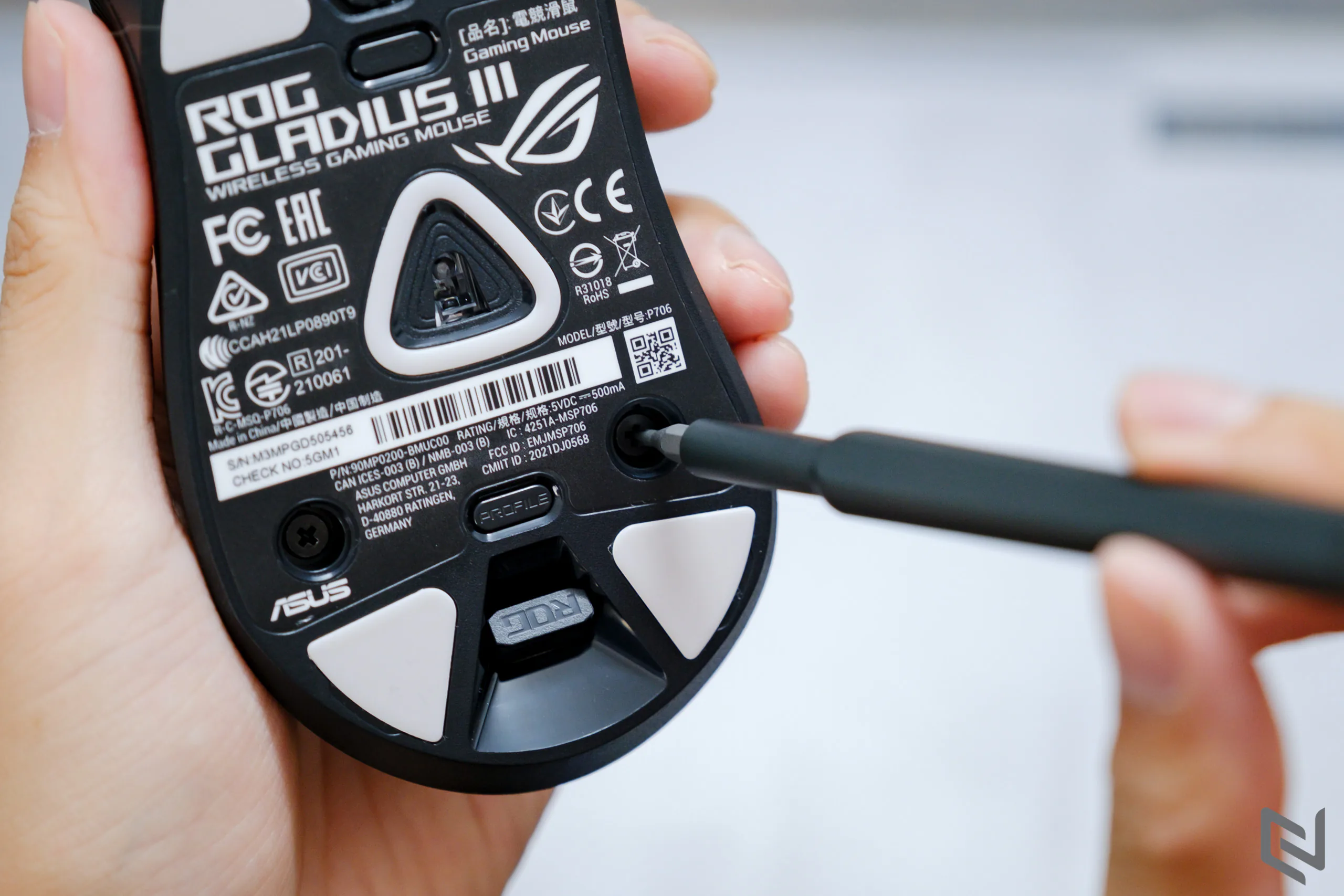 Trên tay chuột gaming ASUS ROG Gladius III Wireless: Diện mạo mới, nhẹ hơn, pin lâu hơn