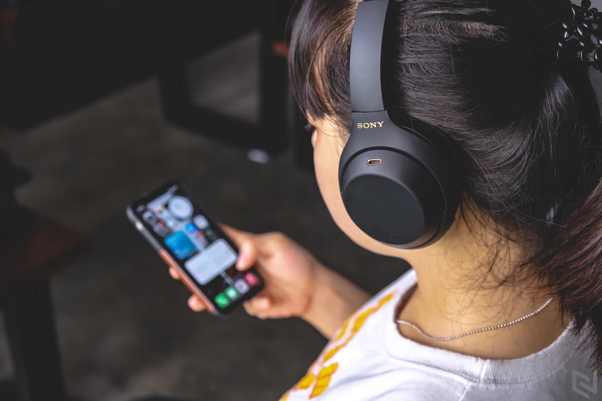 Trên tay Sony WH-1000XM4, tai nghe không dây chống ồn cao cấp hoàn hảo