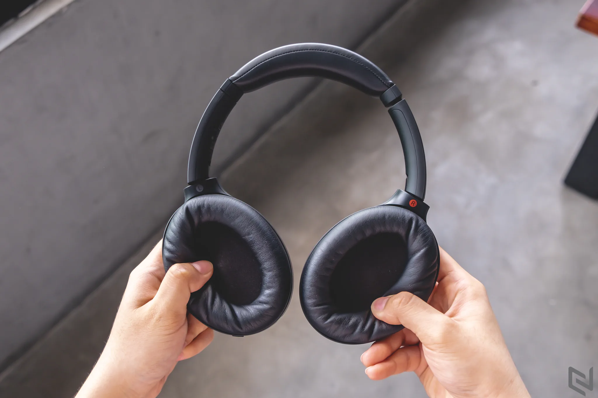 Trên tay Sony WH-1000XM4, tai nghe không dây chống ồn cao cấp hoàn hảo