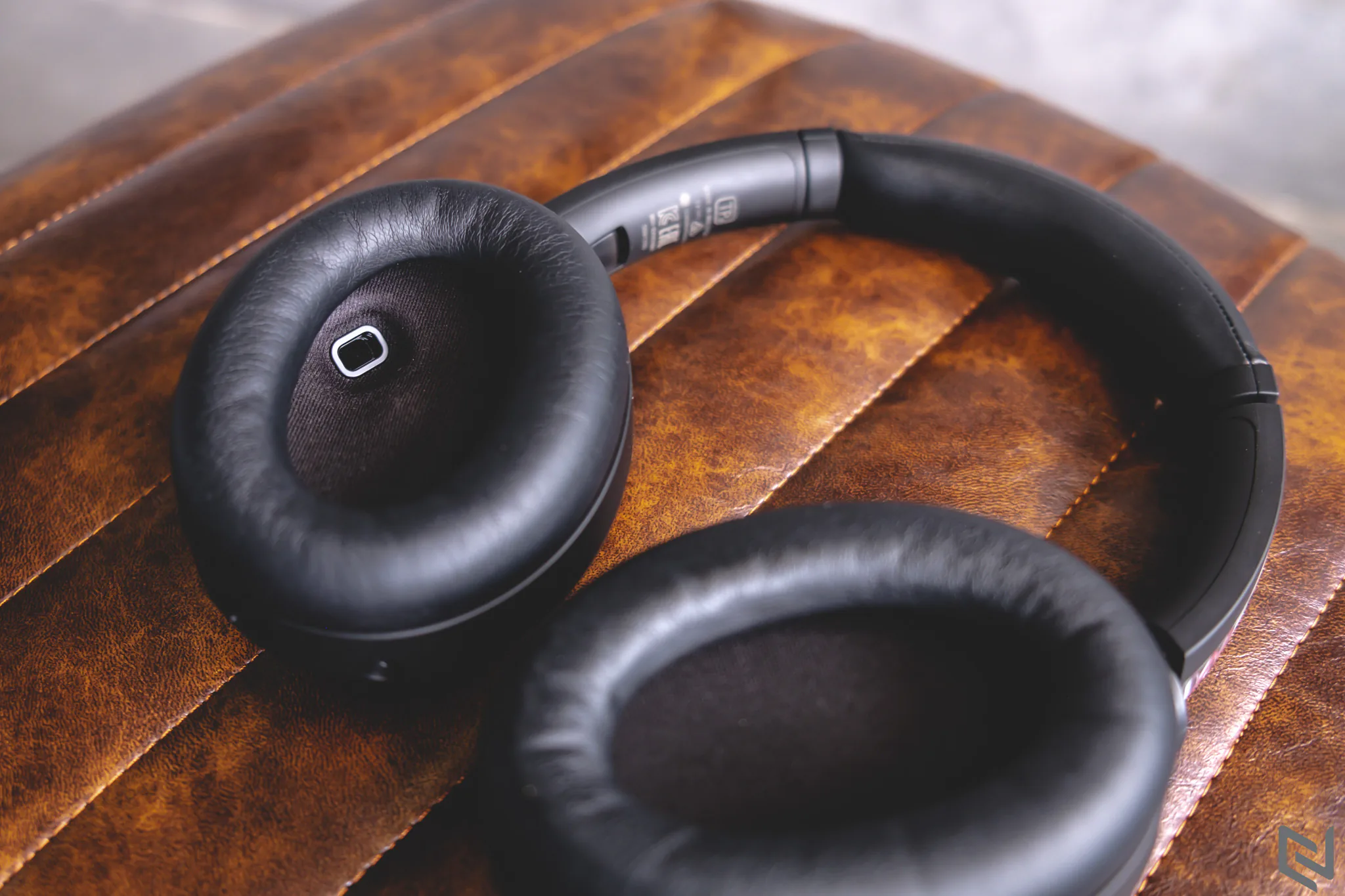 Trên tay Sony WH-1000XM4, tai nghe không dây chống ồn cao cấp hoàn hảo