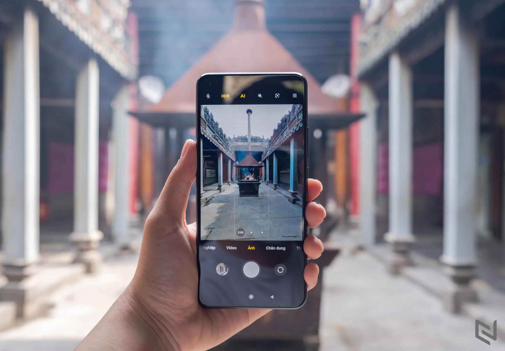 Trên tay Xiaomi Mi 11 Lite: Mỏng nhẹ nhưng rất mạnh mẽ, đối thủ đáng gờm trong phân khúc