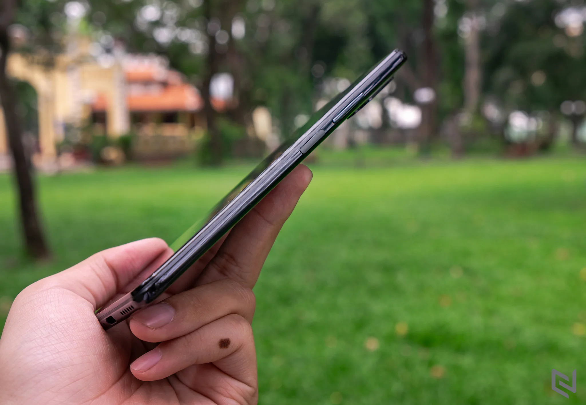 Trên tay Xiaomi Mi 11 Lite: Mỏng nhẹ nhưng rất mạnh mẽ, đối thủ đáng gờm trong phân khúc