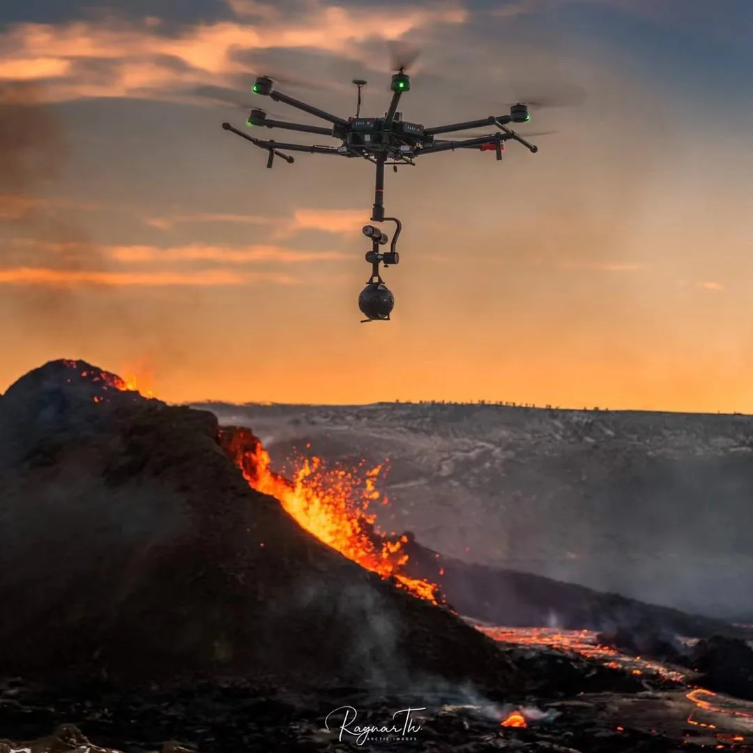 Hai người đầu tiên ghi lại cảnh tượng núi lửa phun trào với drone định dạng 8K VR