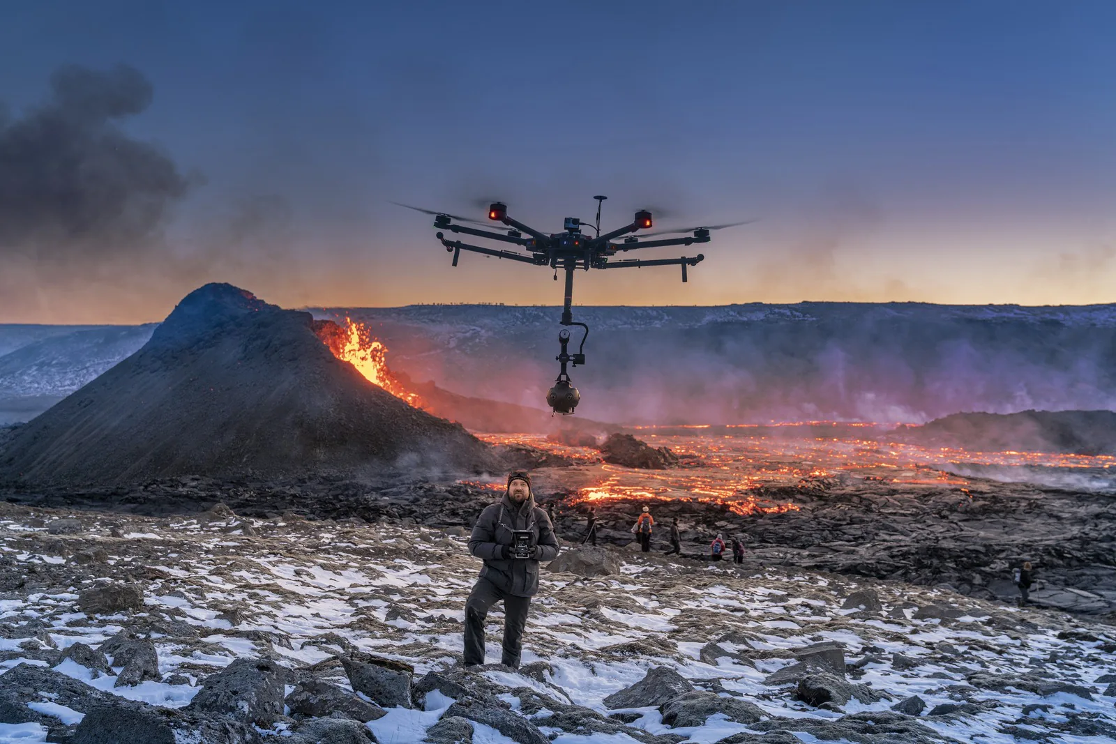 Hai người đầu tiên ghi lại cảnh tượng núi lửa phun trào với drone định dạng 8K VR