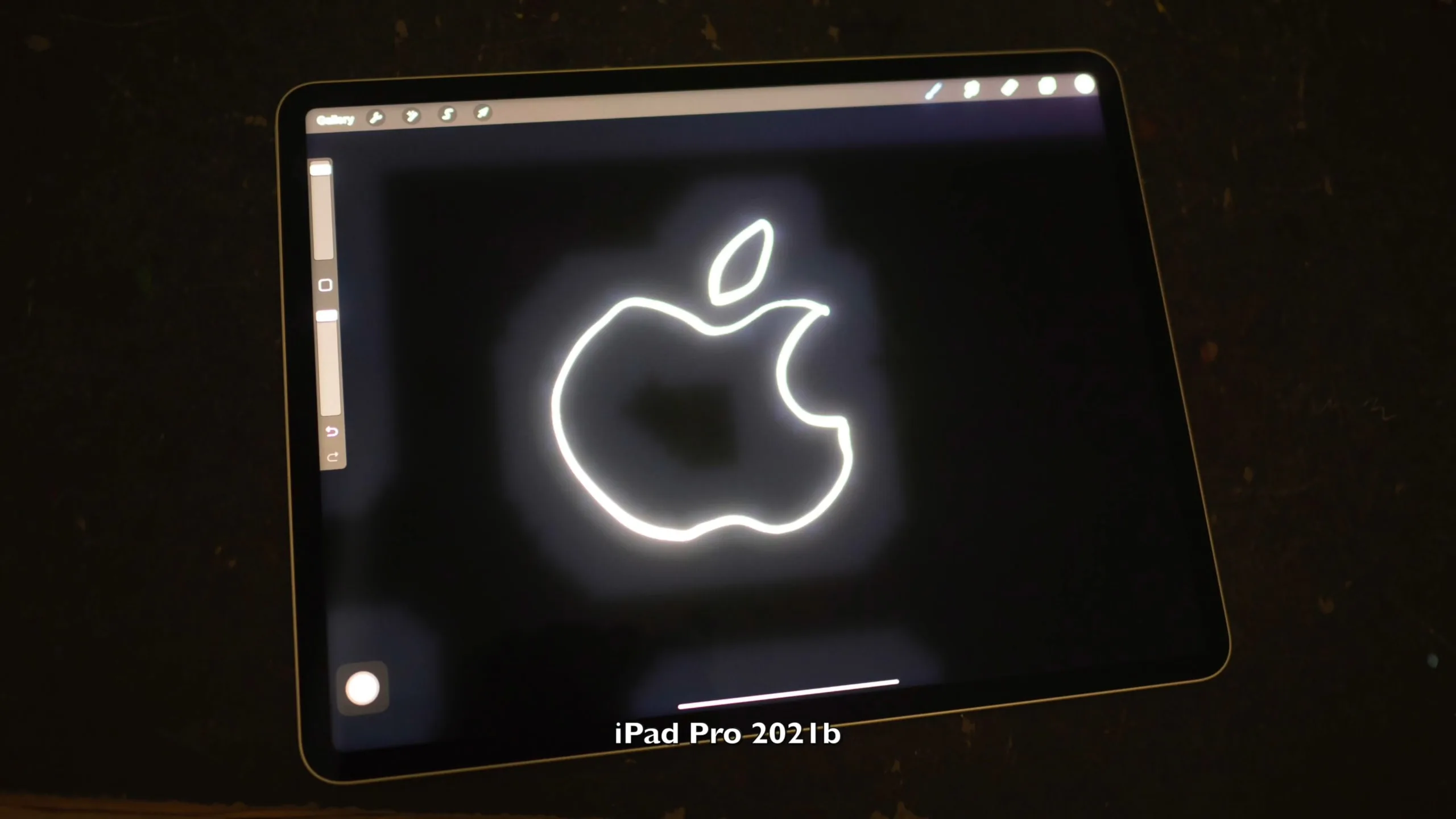 So sánh chất lượng màn hình iPad Pro M1 12.9-inch với đời trước, màn hình Mini LED đẹp cỡ nào?