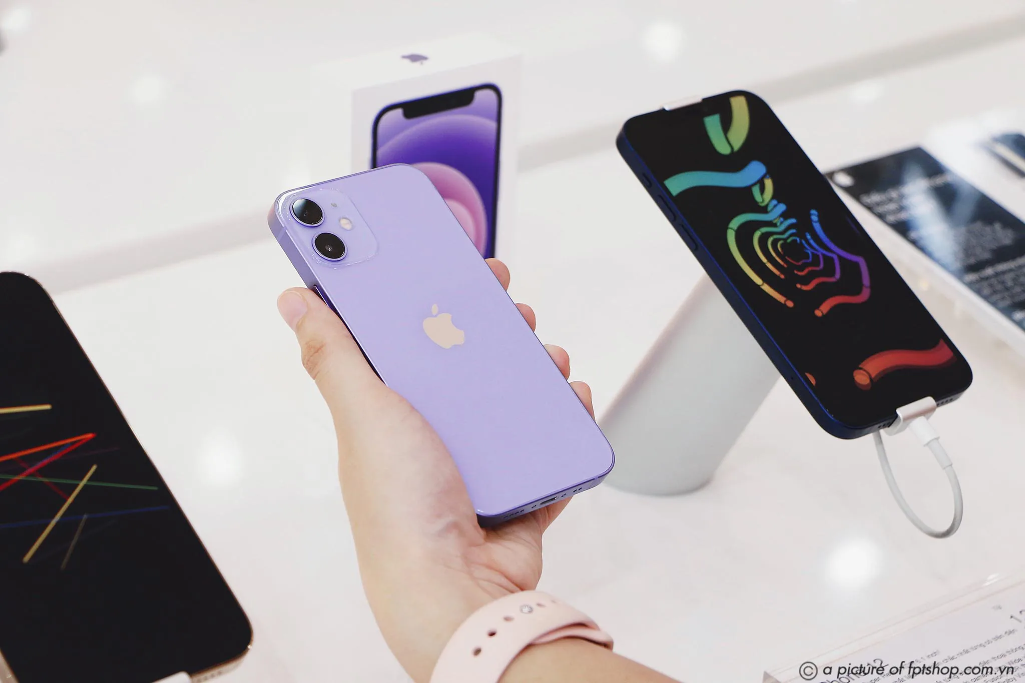FPT Shop tiên phong lên kệ iPhone 12 chính hãng màu Tím mới