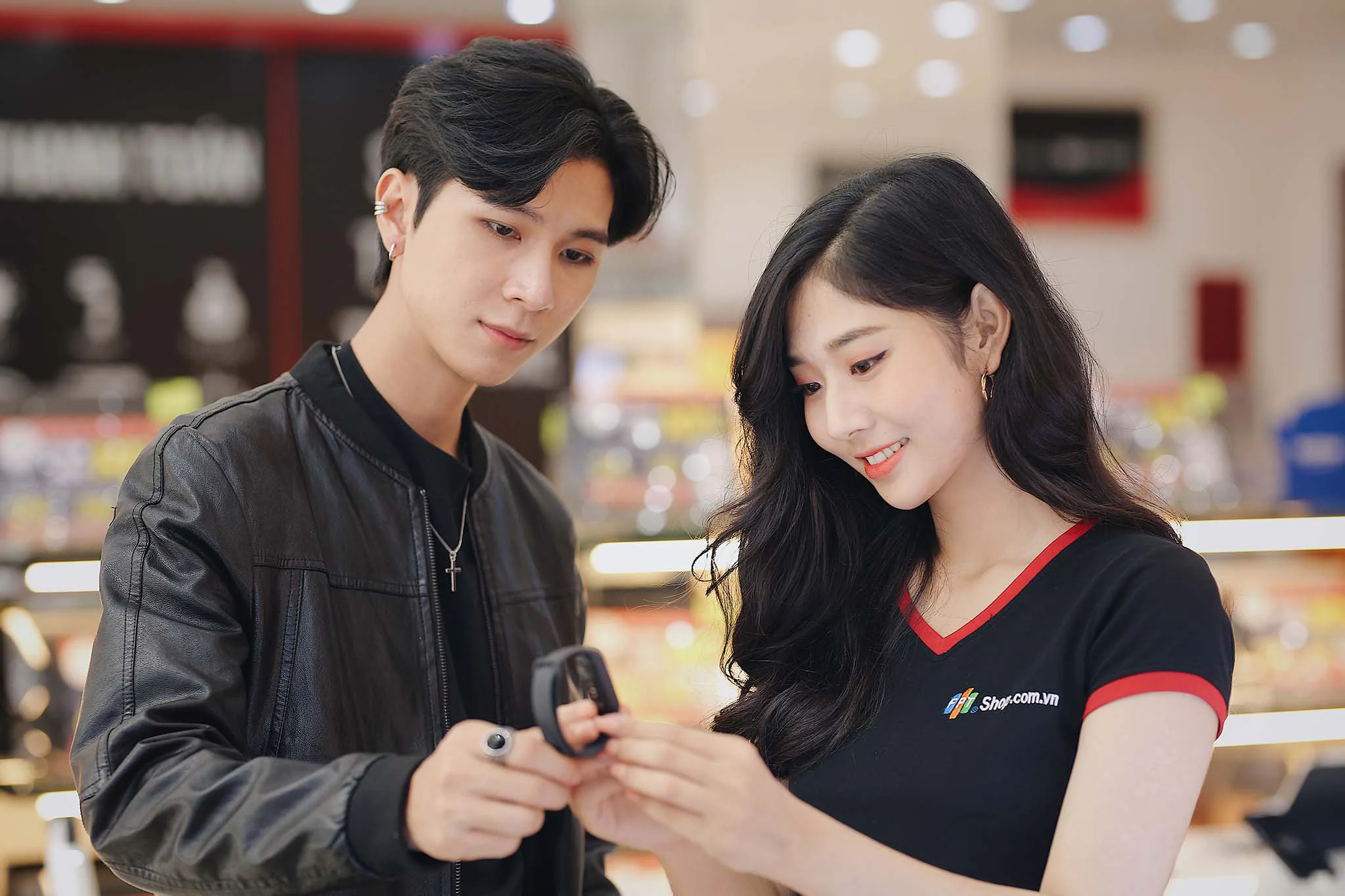 FPT Shop tặng cân Mi Smart Scale 2 trị giá 390 nghìn đồng cho khách hàng đặt trước Mi Smart Band 6