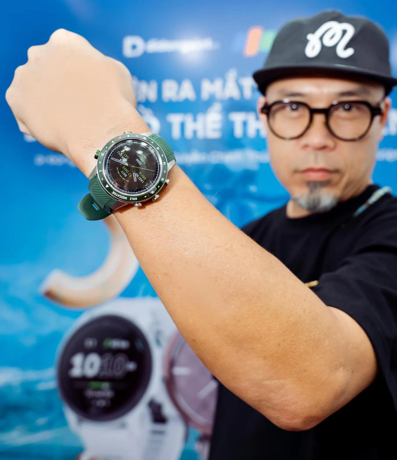 Nhạc sĩ Huy Tuấn chọn mua đồng hồ Garmin dành cho dân chơi Golf tại Di Động Việt