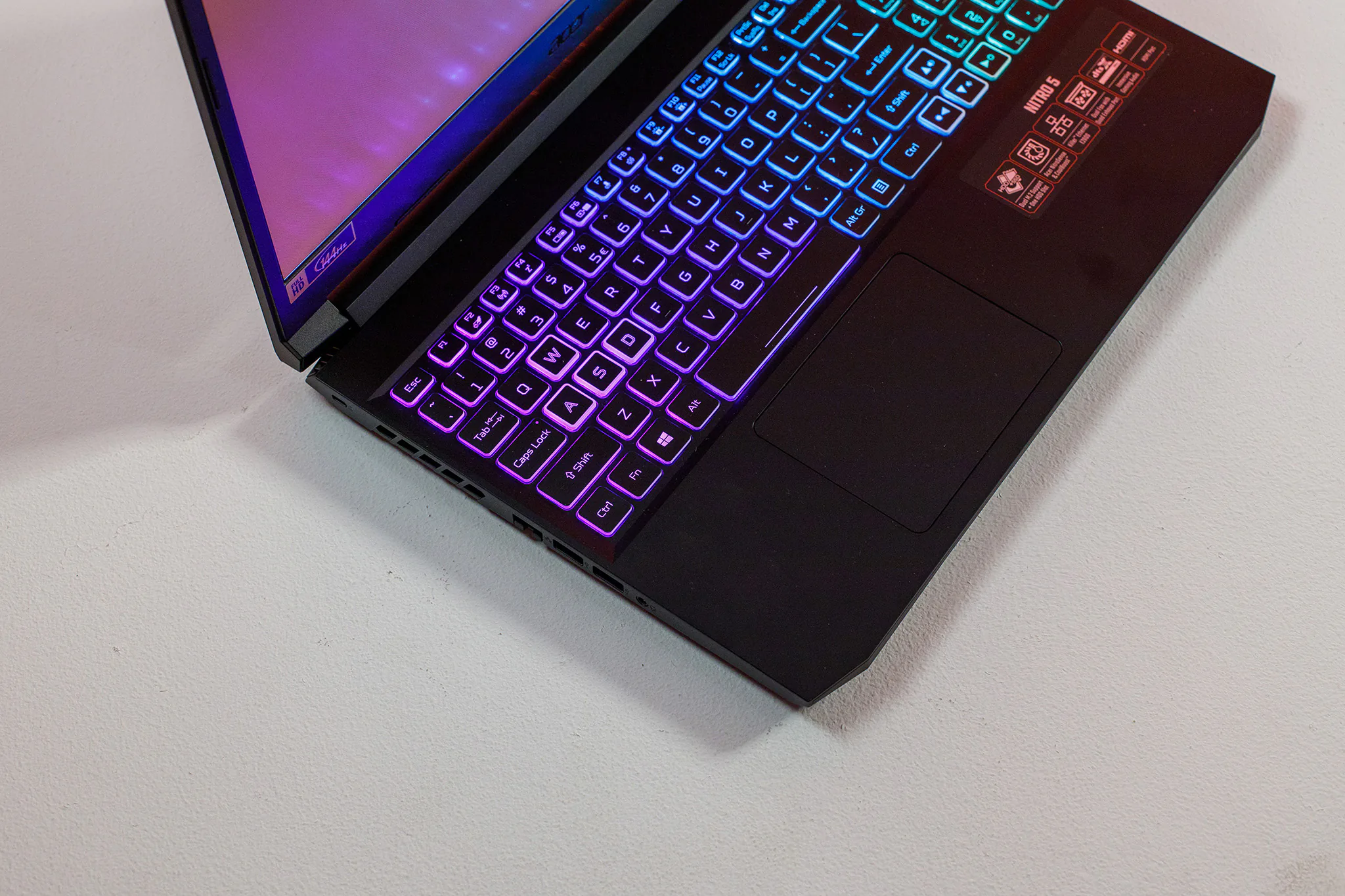 Acer Nitro 5 là laptop trang bị vi xử lý Intel Core i thế hệ 11 đầu tiên lên kệ tại Việt Nam, giá từ 23.49 triệu đồng