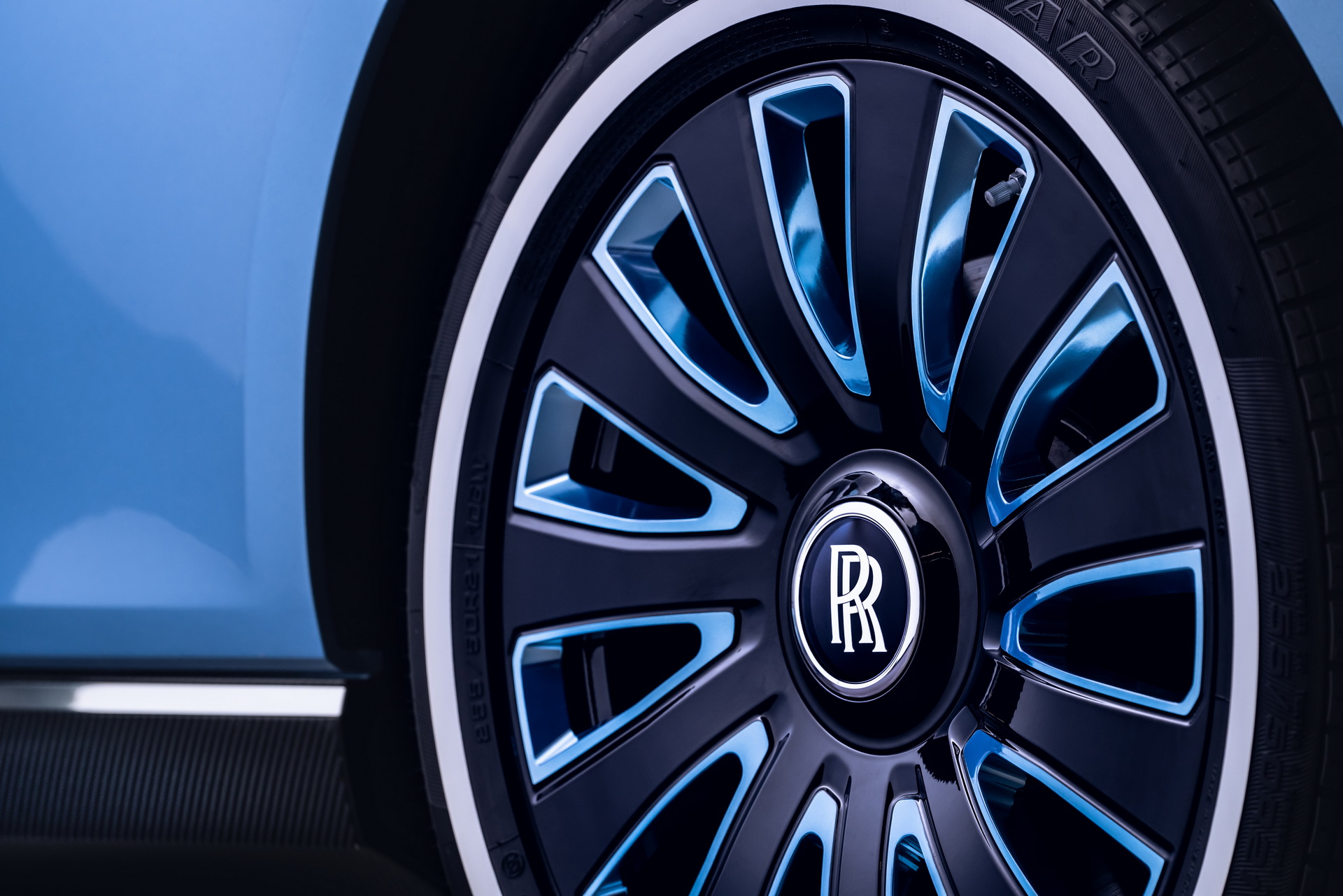 Rolls-Royce ra mắt xe siêu sang Boat Tail chỉ có ba chiếc, giá khủng 28 triệu USD