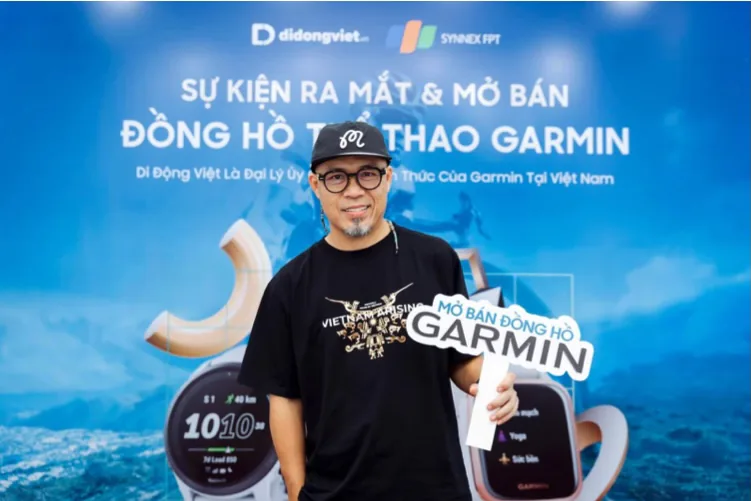 Nhạc sĩ Huy Tuấn chọn mua đồng hồ Garmin dành cho dân chơi Golf tại Di Động Việt
