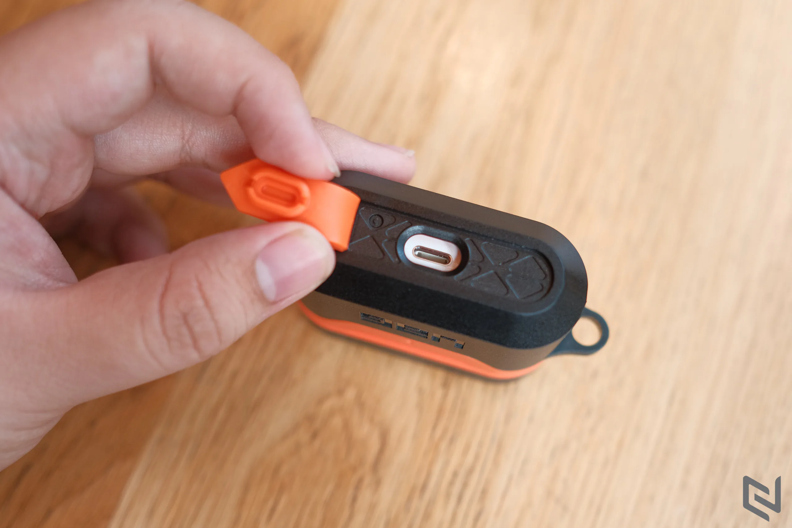 Trên tay UAG Hard Case V2, ốp lưng cho AirPods Pro tốt nhất
