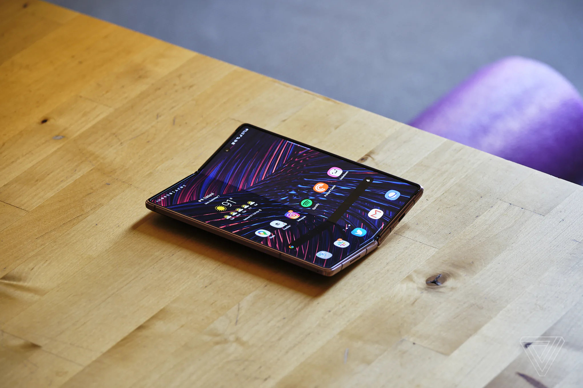 Giải mã độ hot Siêu điện thoại Galaxy Z Fold2 mà CEO nghìn tỷ sử dụng