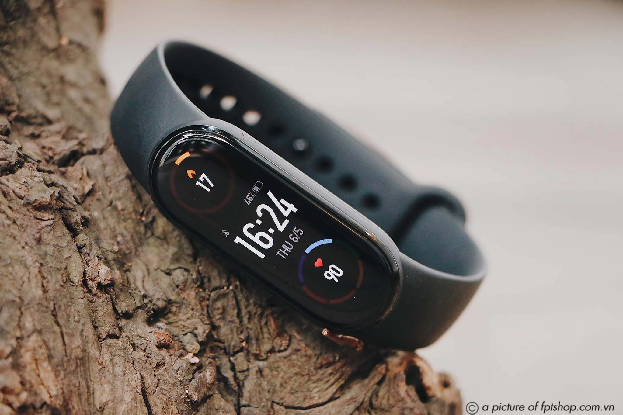 FPT Shop tặng cân Mi Smart Scale 2 trị giá 390 nghìn đồng cho khách hàng đặt trước Mi Smart Band 6