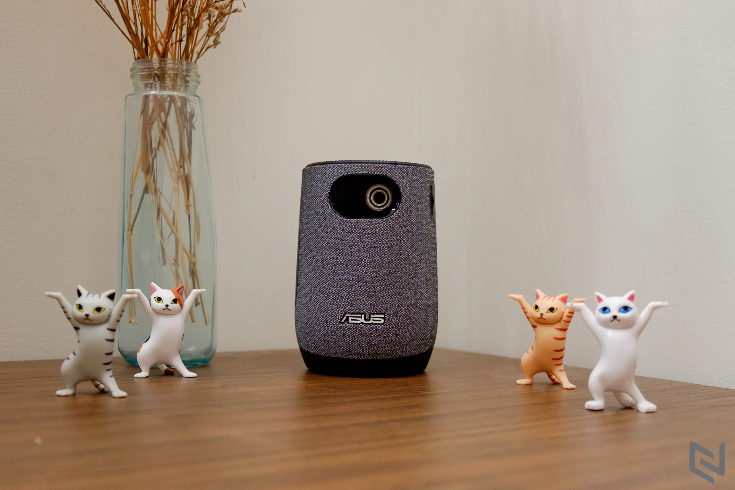 Trên tay máy chiếu di động kiêm loa Bluetooth ASUS Zenbeam Latte L1: Rạp phim di động giải trí khắp mọi nơi