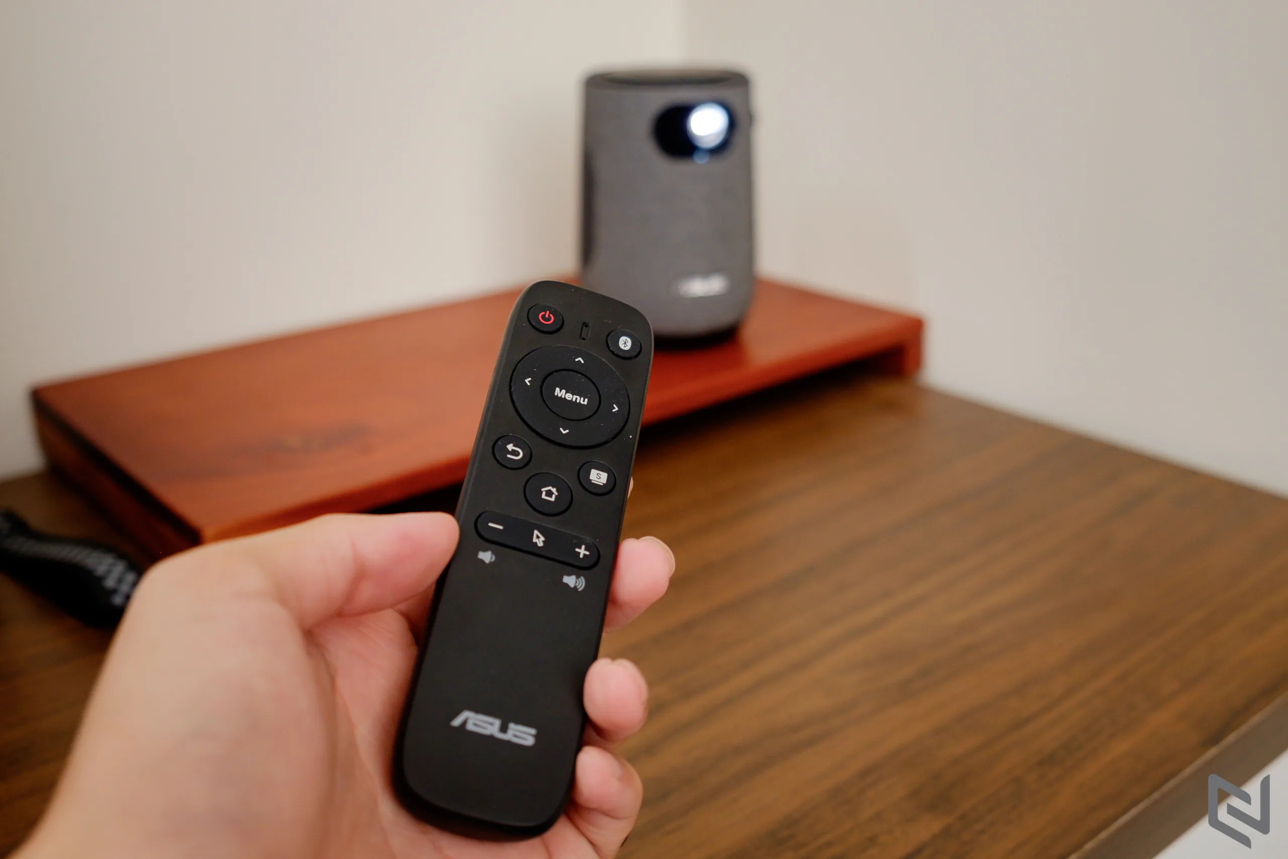 Trên tay máy chiếu di động kiêm loa Bluetooth ASUS Zenbeam Latte L1: Rạp phim di động giải trí khắp mọi nơi