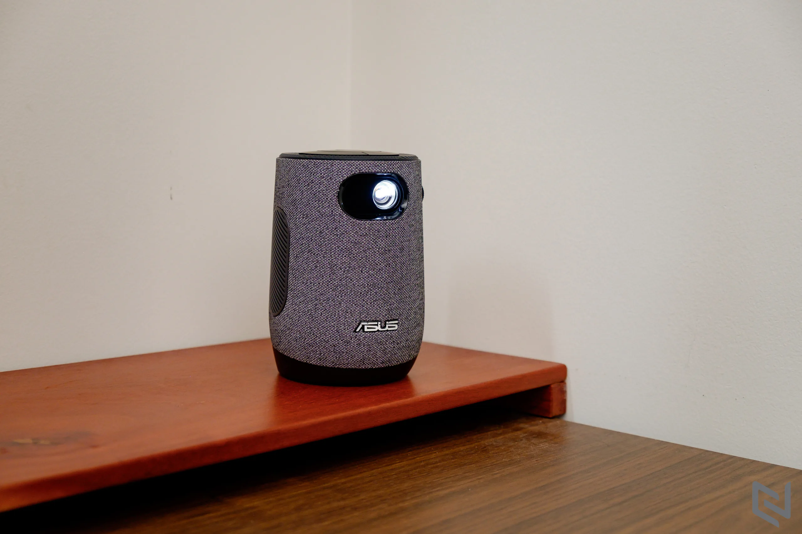 Trên tay máy chiếu di động kiêm loa Bluetooth ASUS Zenbeam Latte L1: Rạp phim di động giải trí khắp mọi nơi
