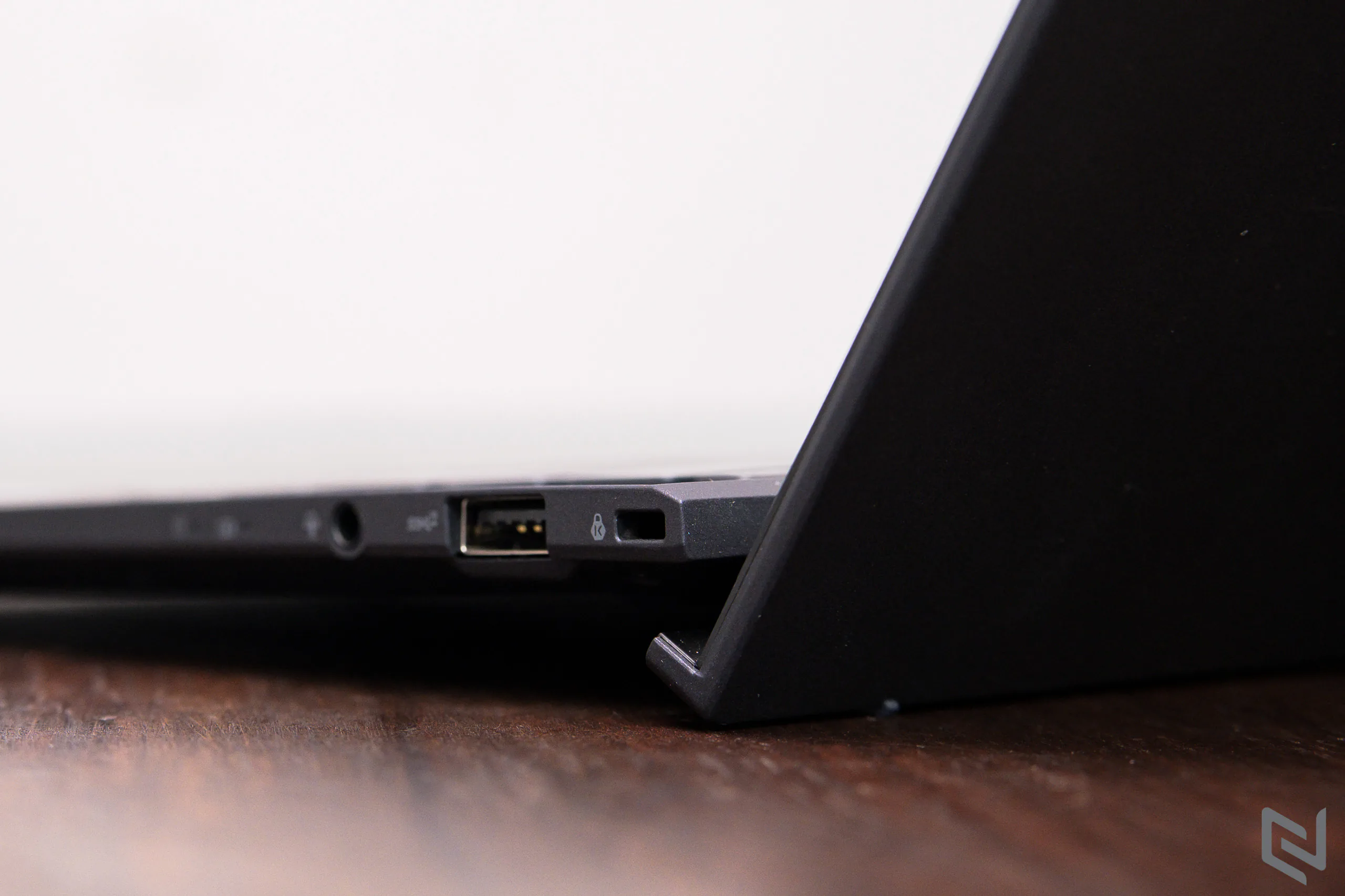Trên tay laptop ASUS ExpertBook B9400, laptop mỏng nhẹ với hiệu suất ổn định cho người dùng doanh nhân và chuyên gia