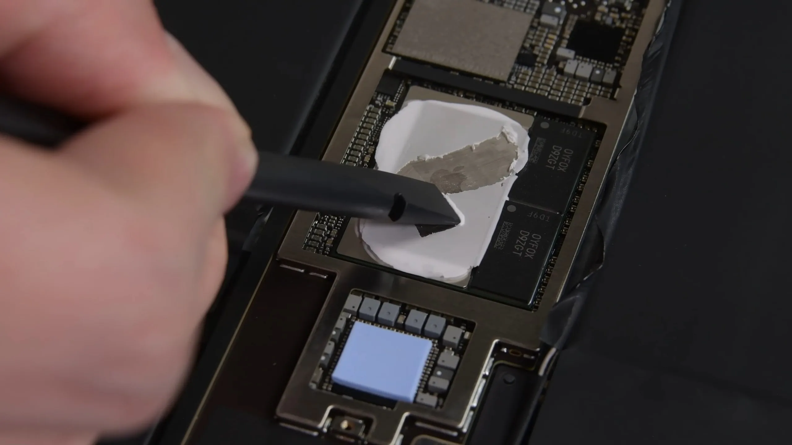 Tháo tung iPad Pro M1 mới cùng iFixit, ẩn dưới màn hình Liquid Retina XDR có gì?