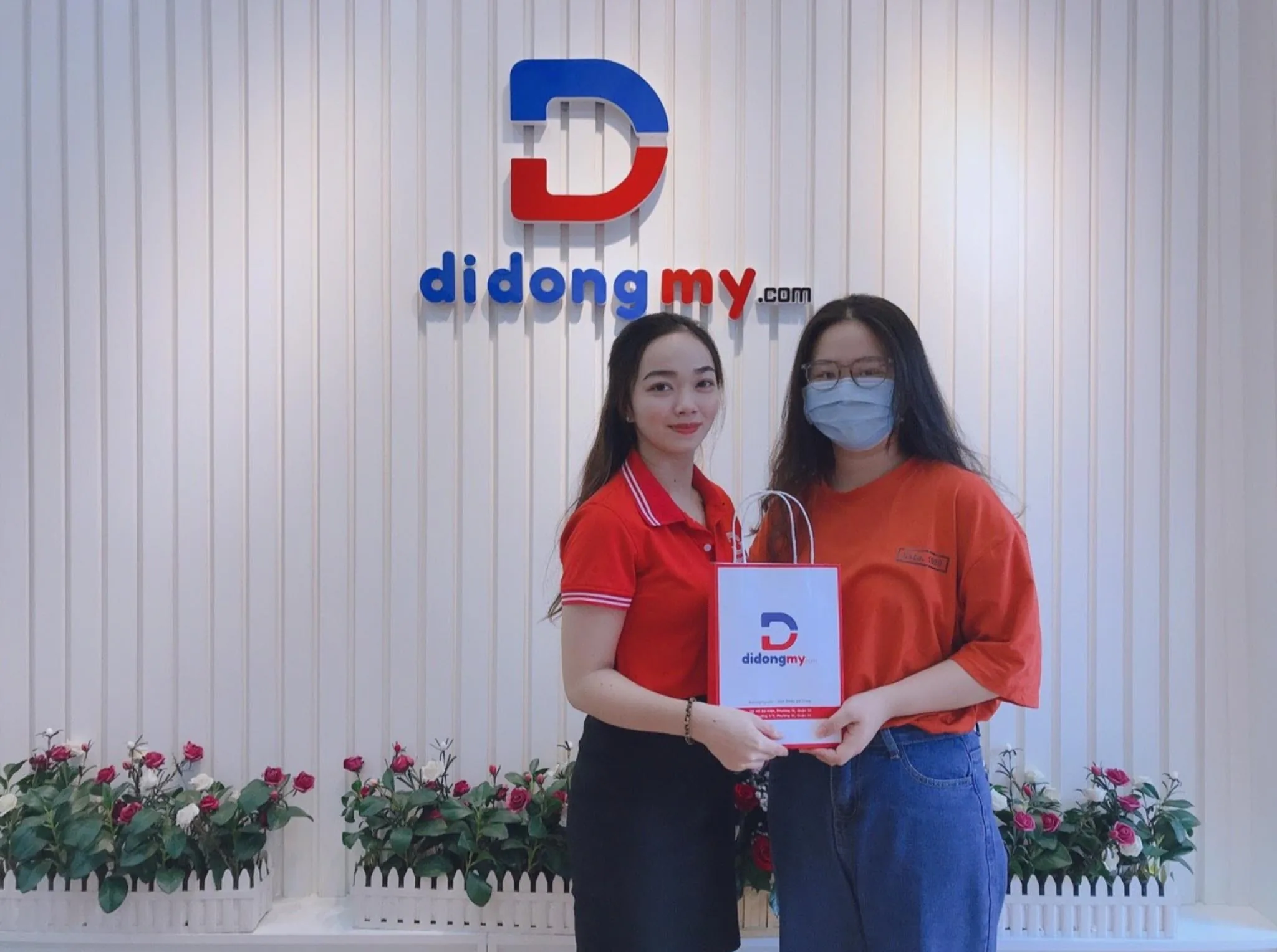 Thị trường điện thoại dậy sóng, các cửa hàng đồng loạt giảm sốc